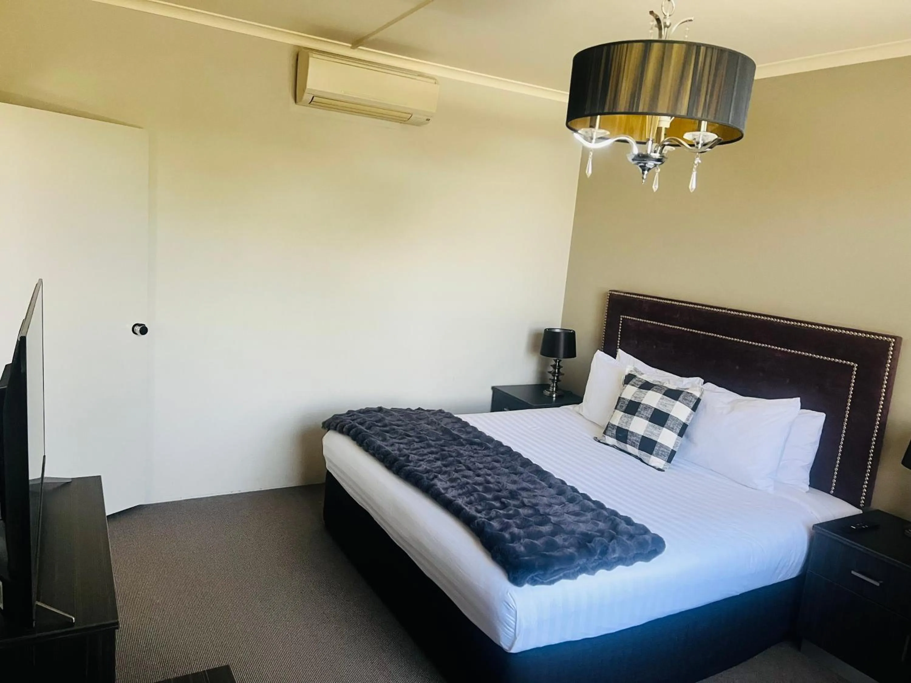 Bed in Pavilion Hotel Wagga Wagga