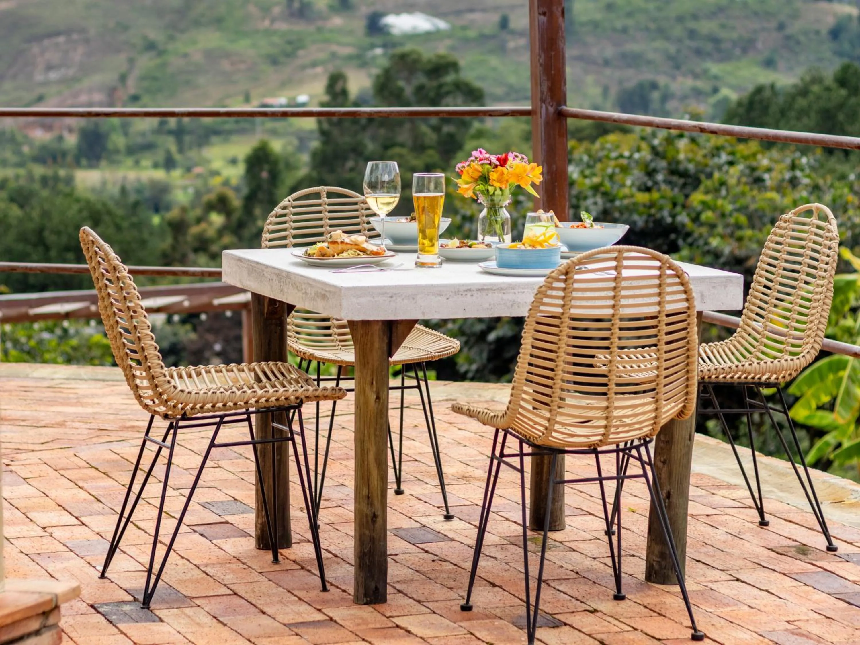 Restaurant/places to eat in Hotel Alma