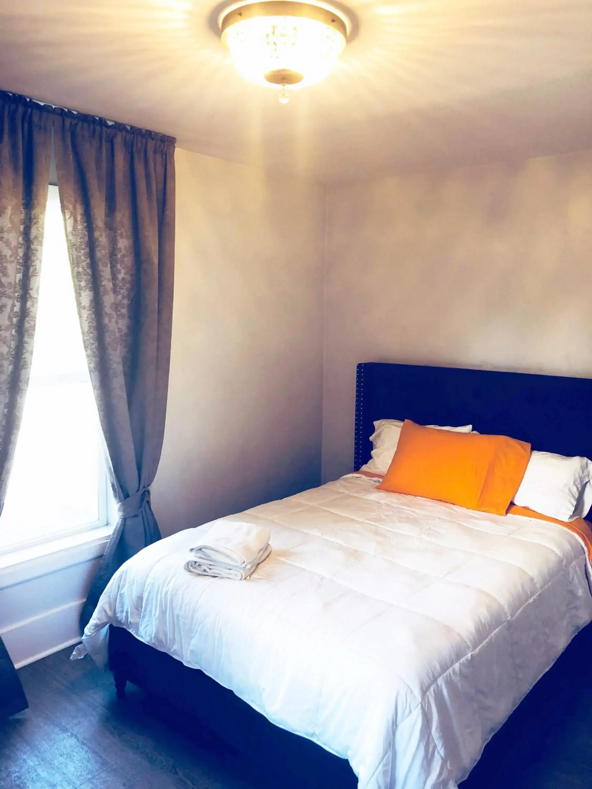 Standard Queen Room - single occupancy in The Madison House Standard Queen Room - single occupancy in The Madison House