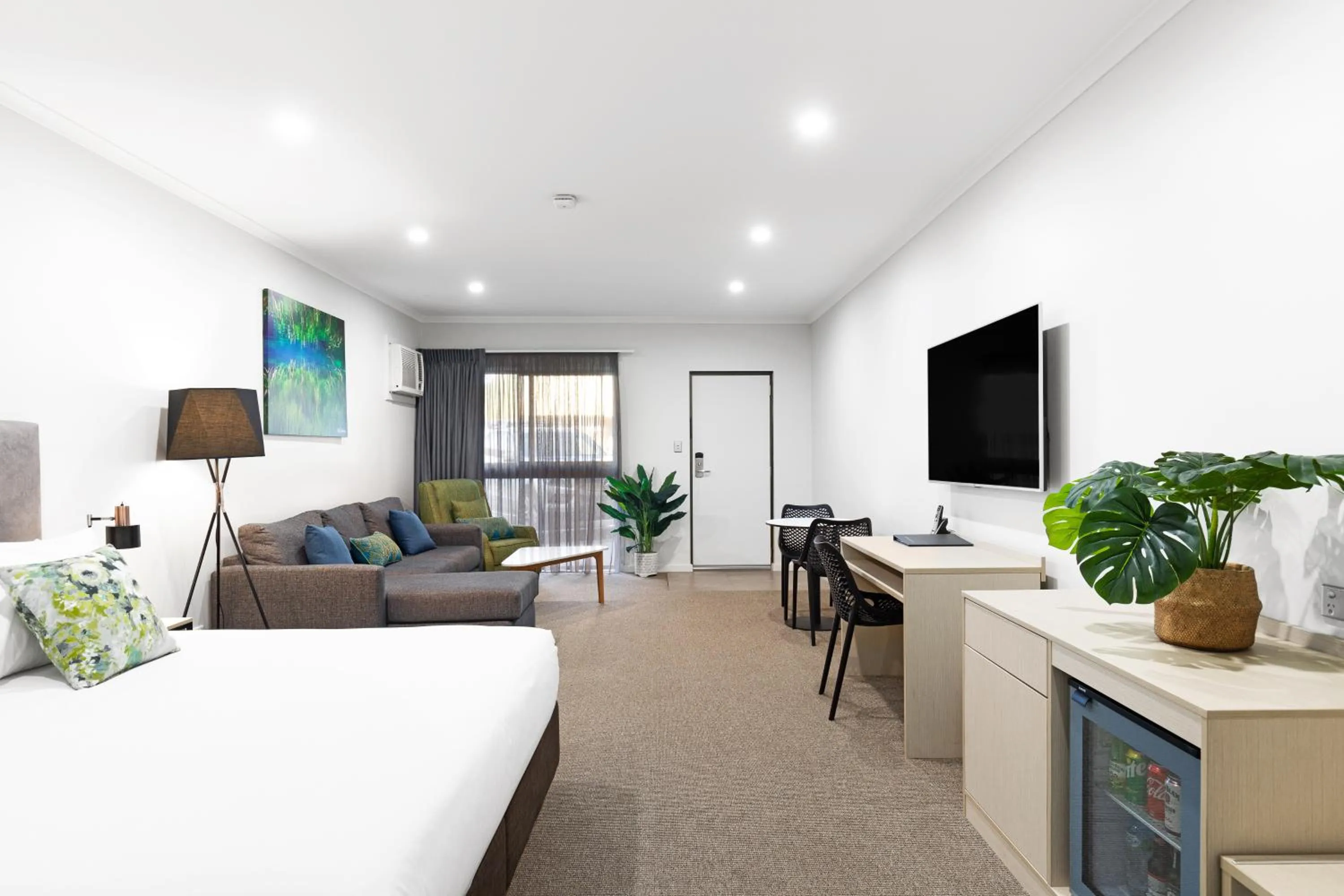 Photo of the whole room in Presidential Motel