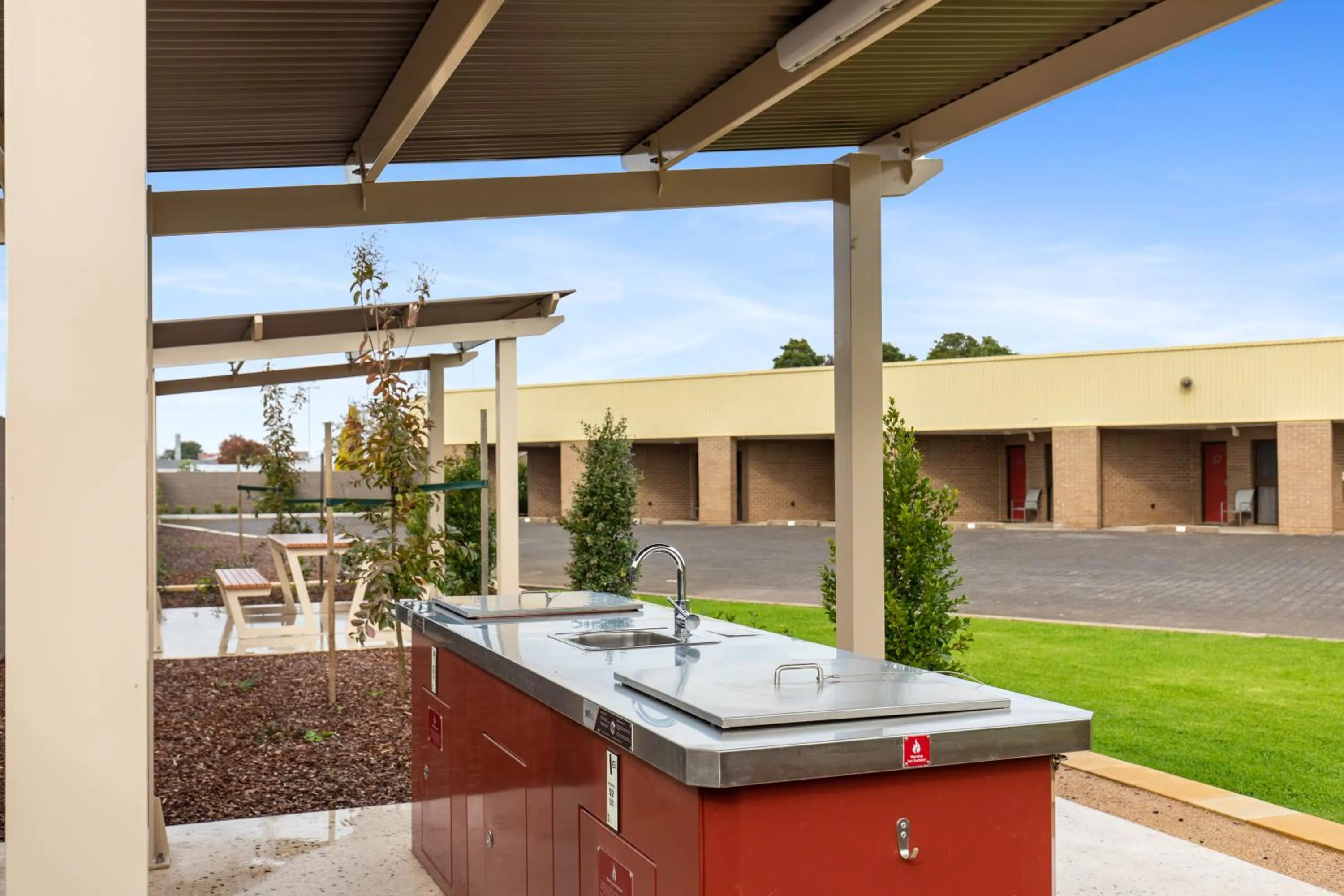 BBQ facilities in Presidential Motel