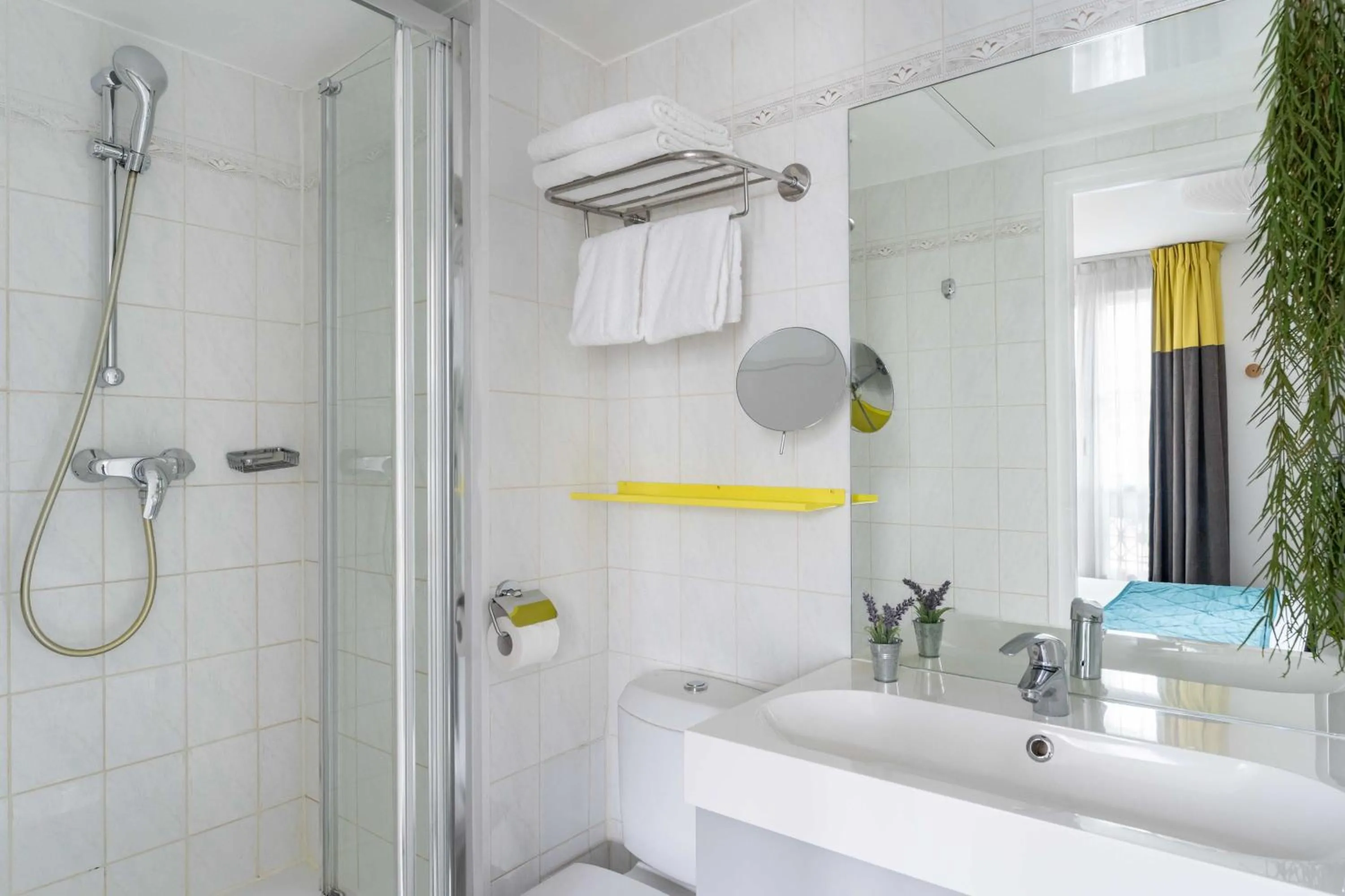 Bathroom in Hotel George - Astotel