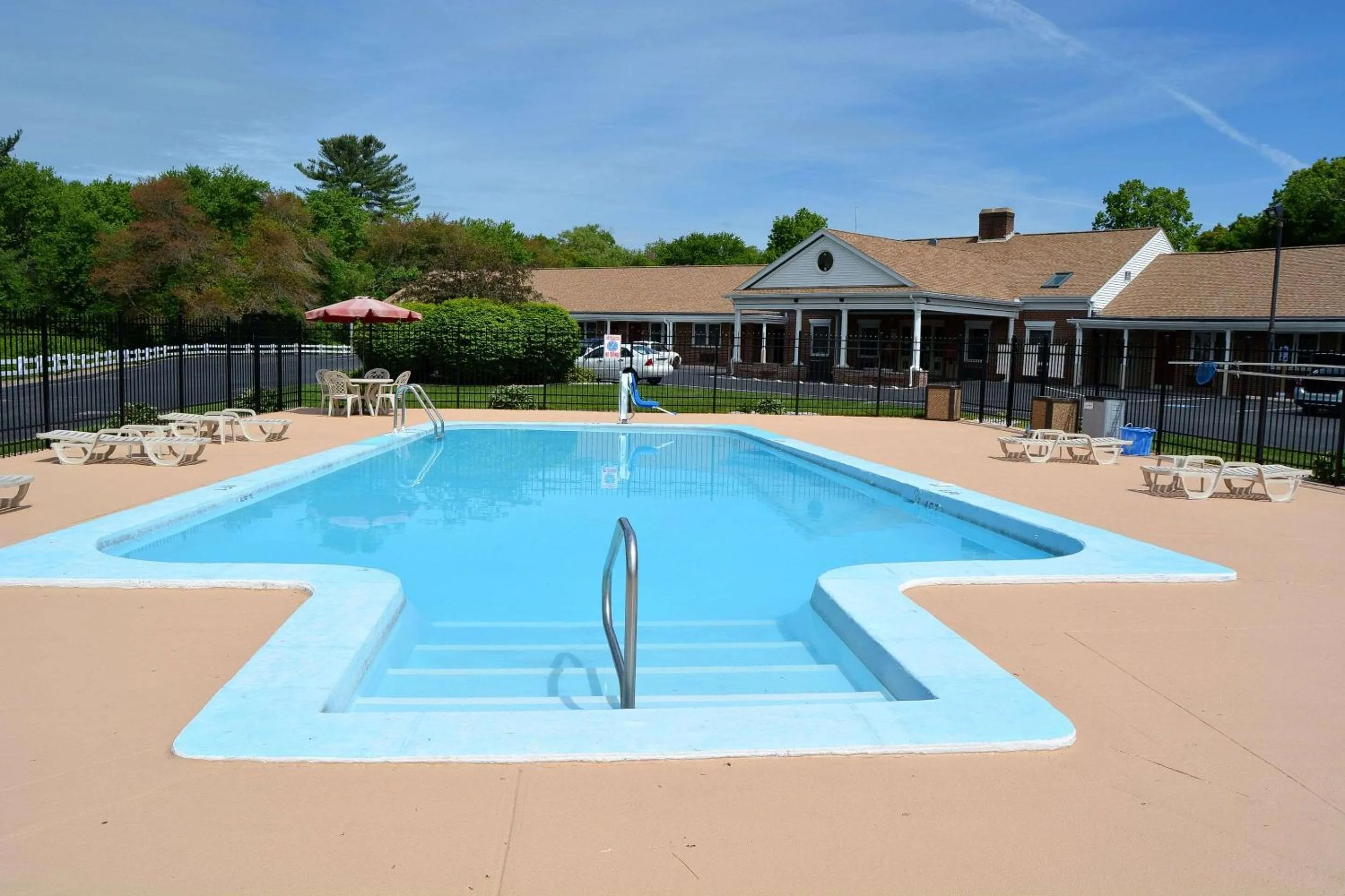 Swimming pool in Quality Inn Raynham - Taunton