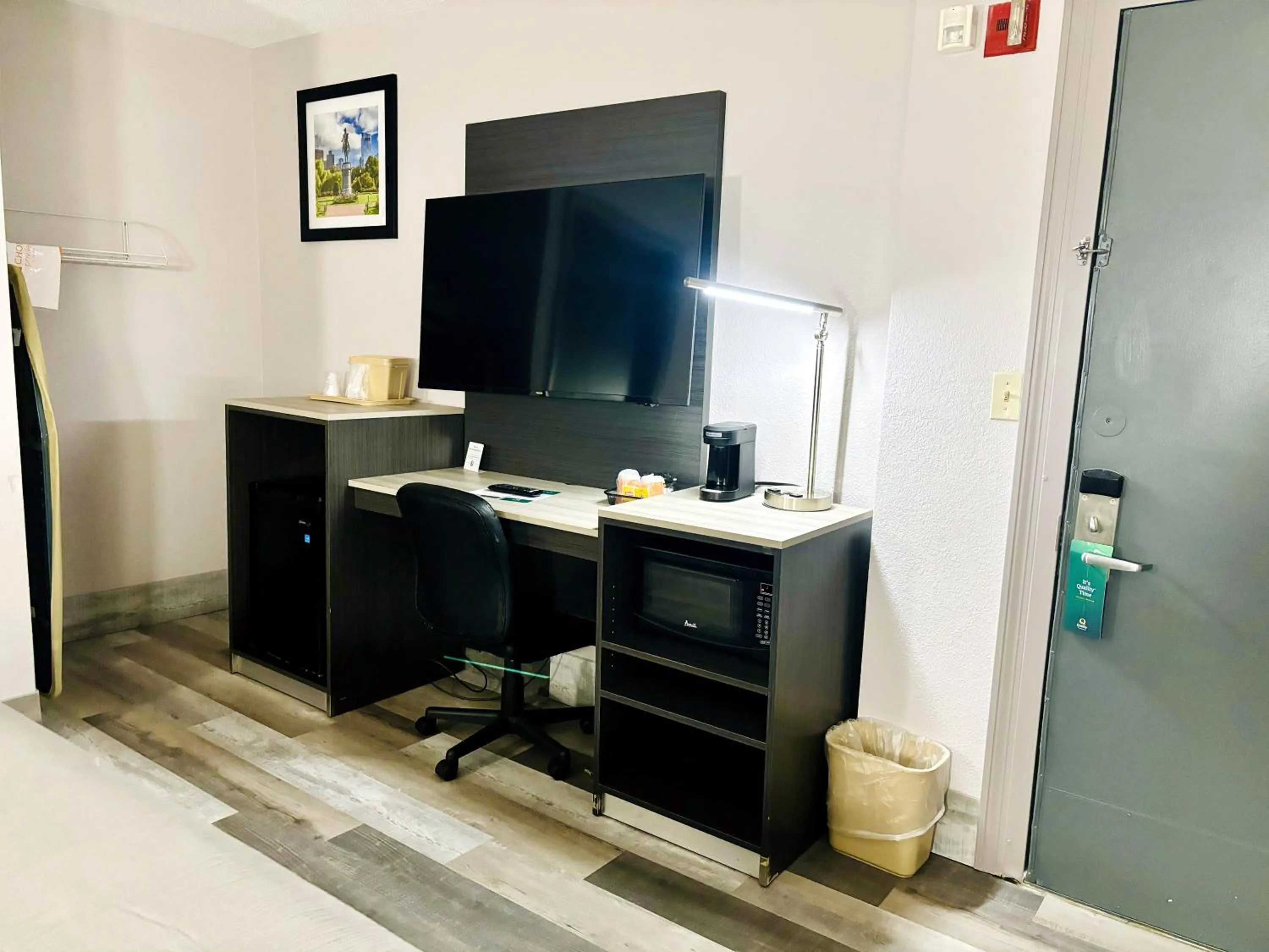 TV and multimedia in Quality Inn Raynham - Taunton