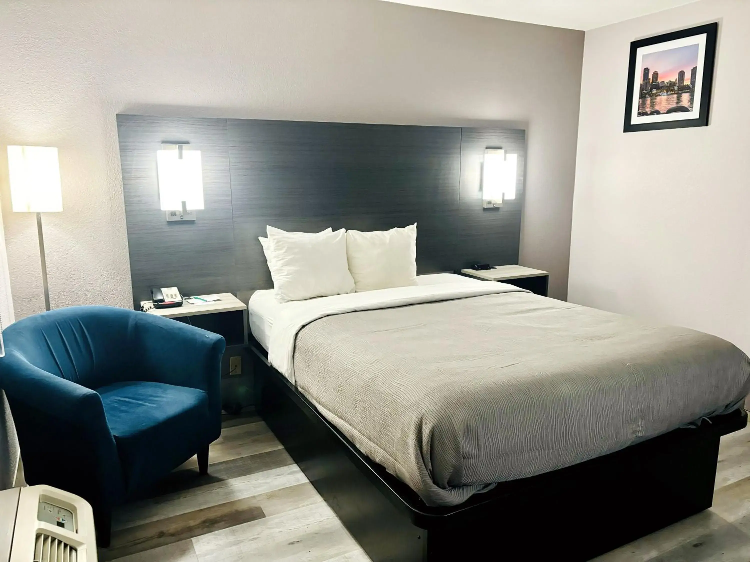 Queen Room - Accessible/Nonsmoking in Quality Inn Raynham - Taunton Queen Room - Accessible/Nonsmoking in Quality Inn Raynham - Taunton