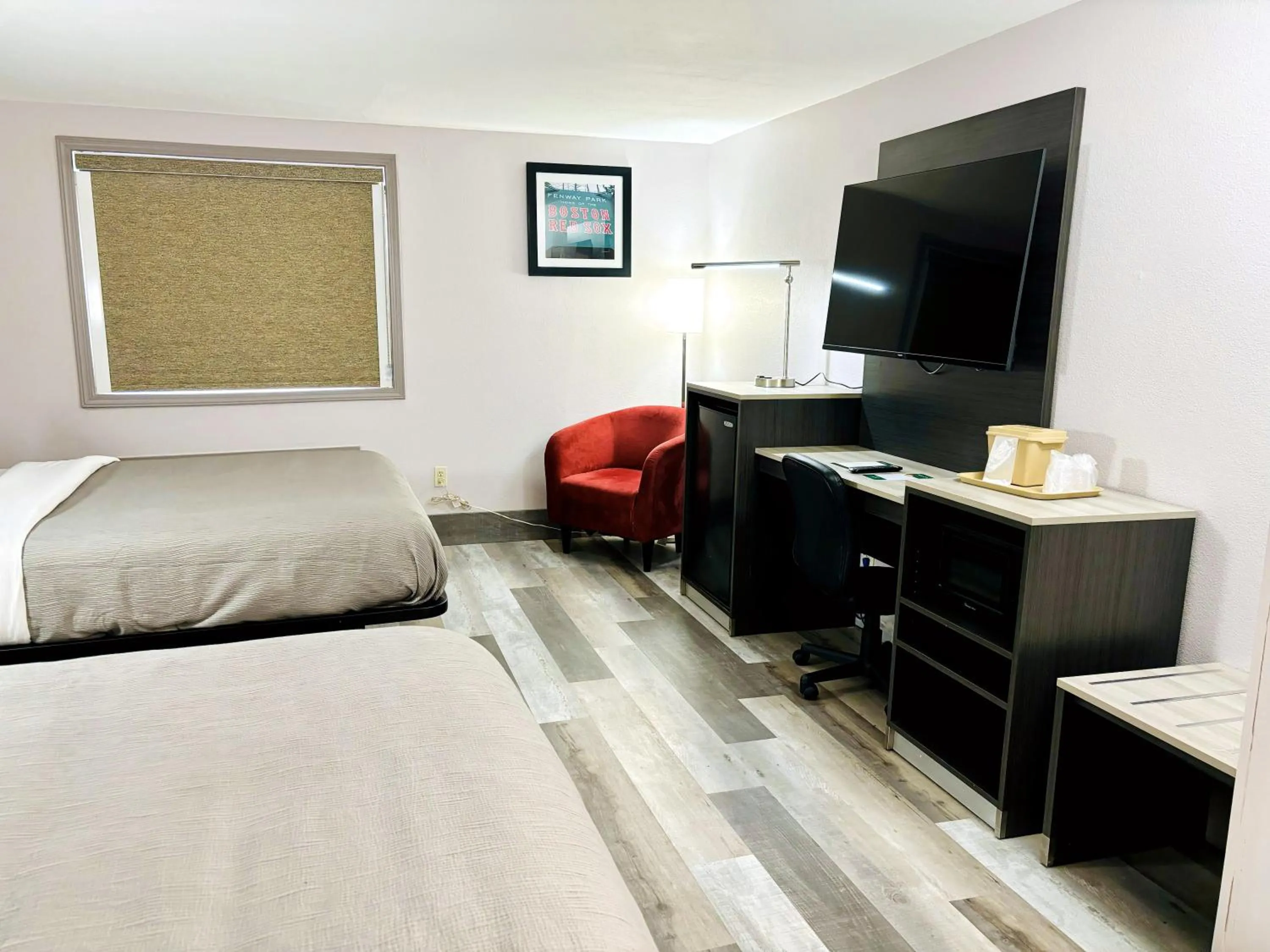 TV and multimedia, Bed in Quality Inn Raynham - Taunton