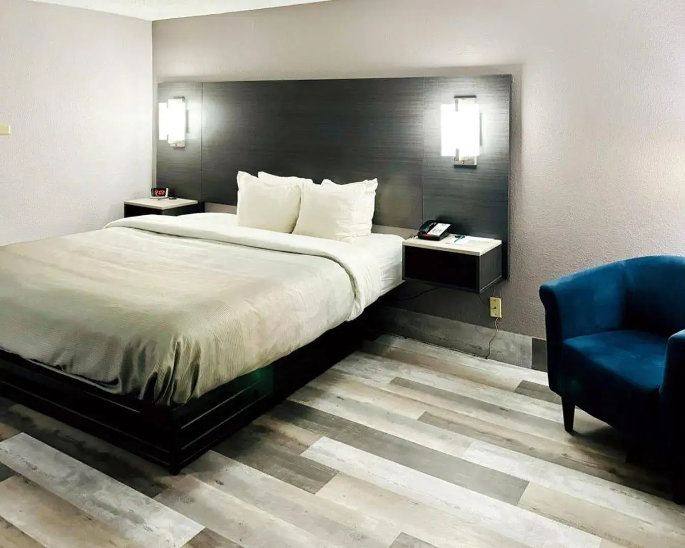 Bedroom, Bed in Quality Inn Raynham - Taunton Bedroom, Bed in Quality Inn Raynham - Taunton