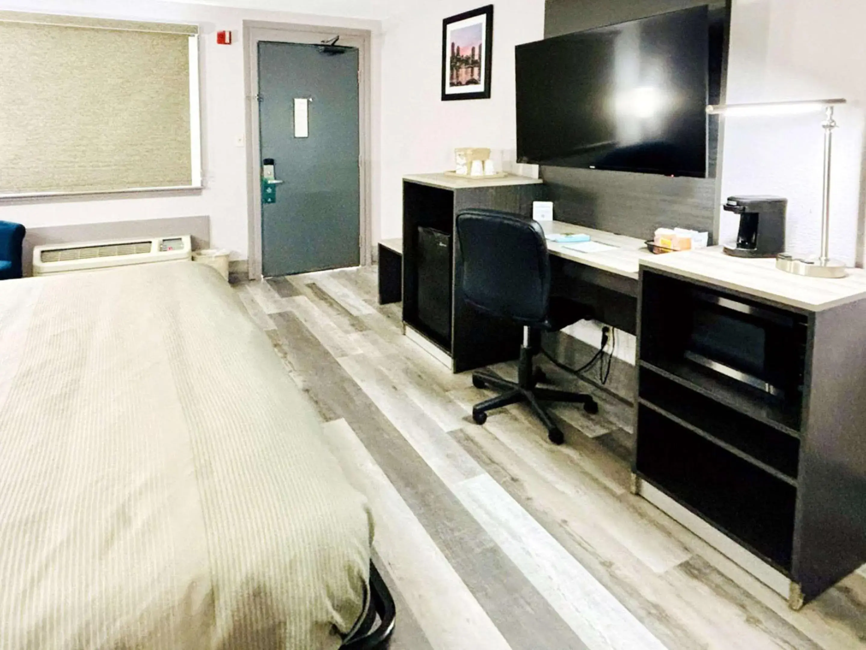 Bedroom, Bed in Quality Inn Raynham - Taunton Bedroom, Bed in Quality Inn Raynham - Taunton