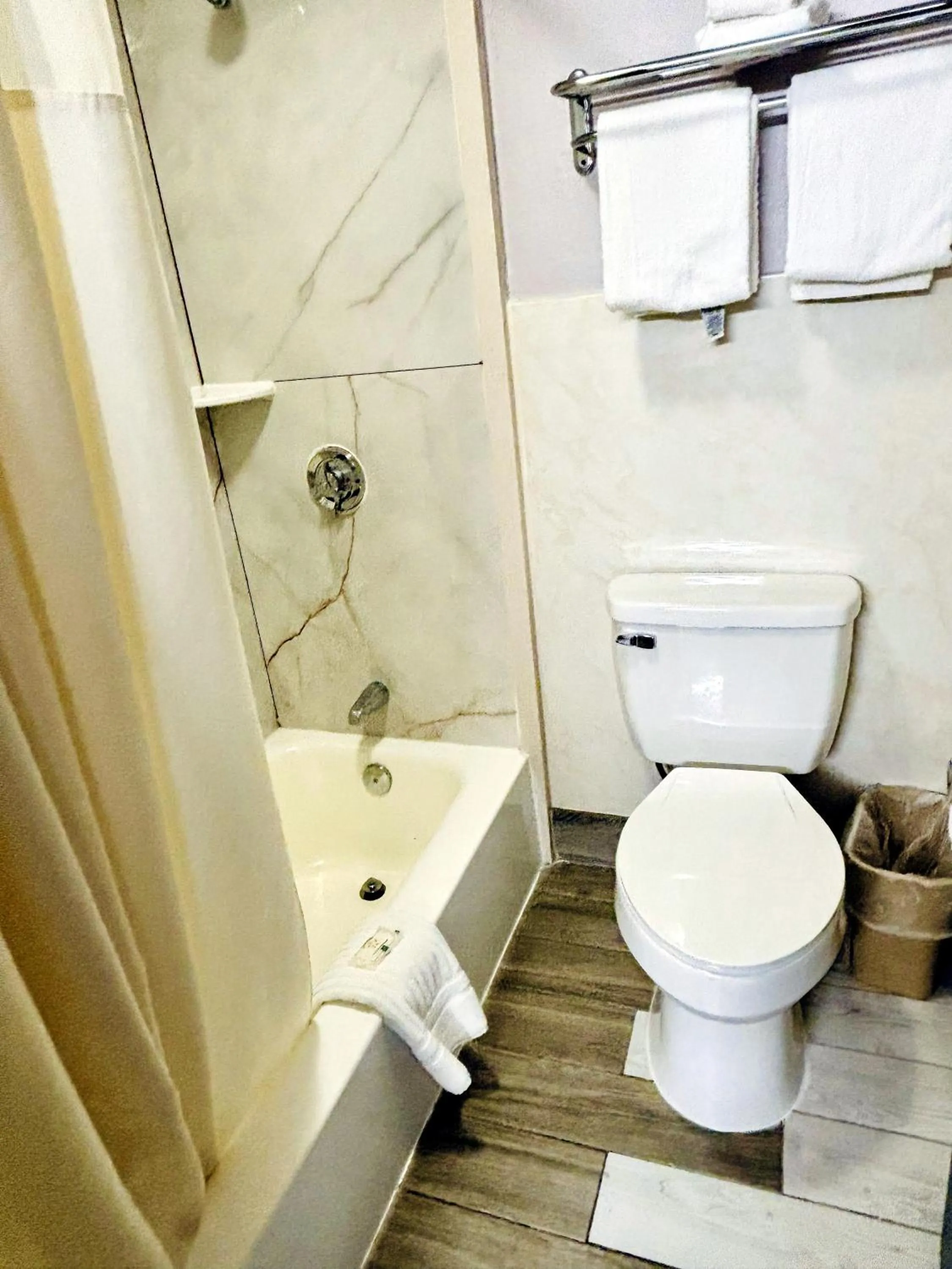 Toilet in Quality Inn Raynham - Taunton