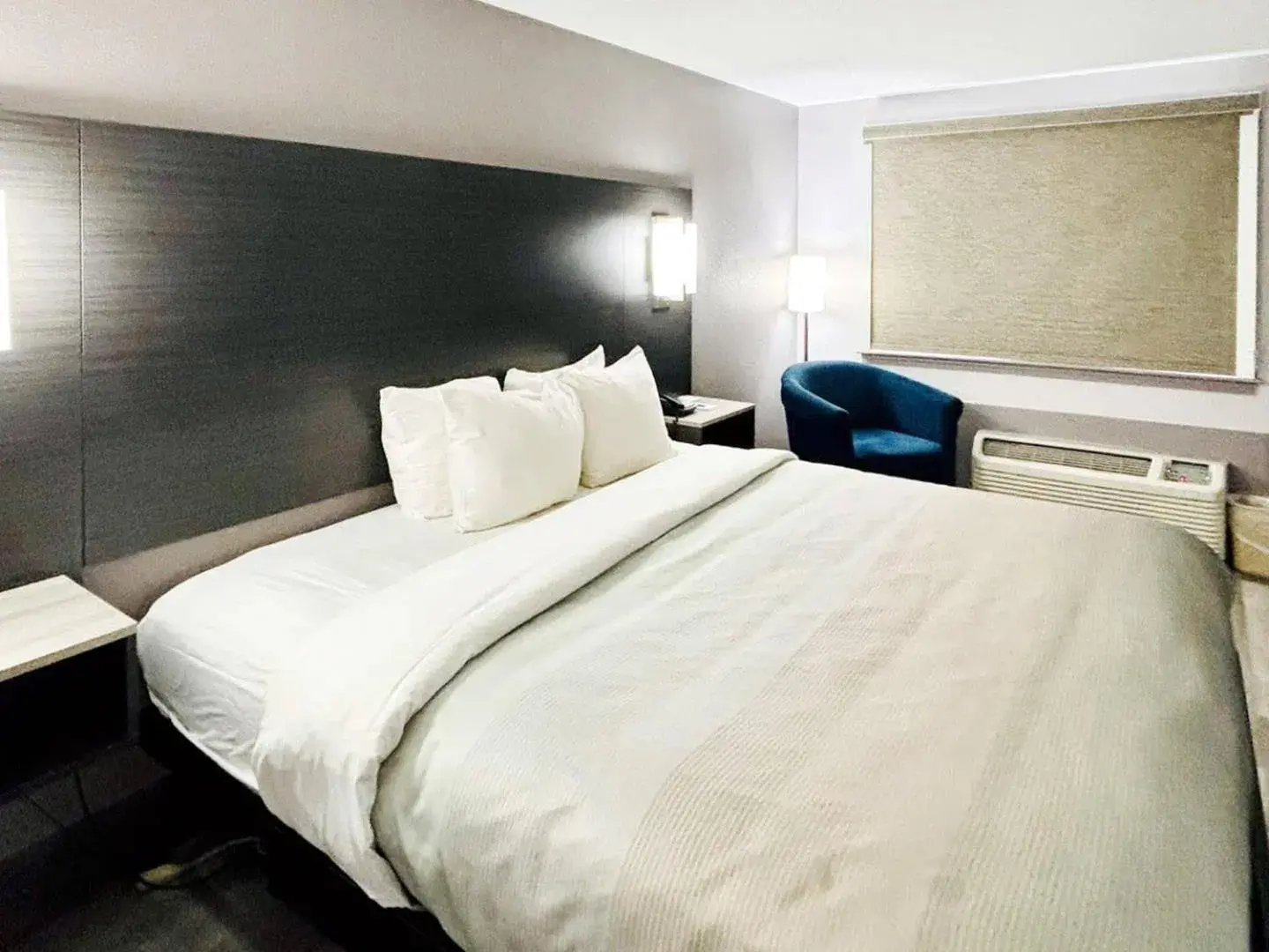 Bedroom, Bed in Quality Inn Raynham - Taunton Bedroom, Bed in Quality Inn Raynham - Taunton