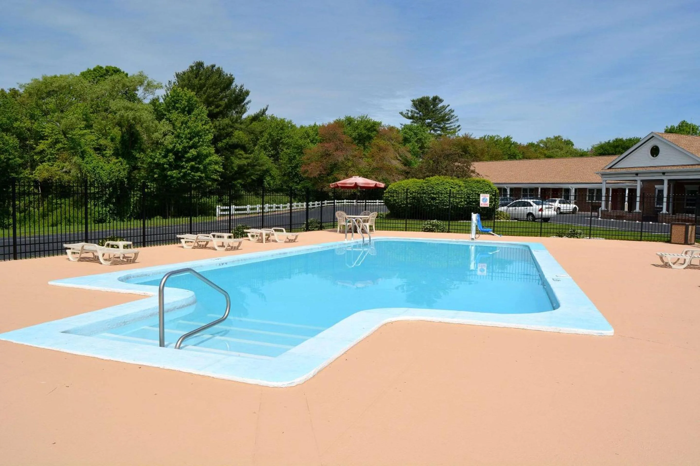 Swimming pool in Quality Inn Raynham - Taunton