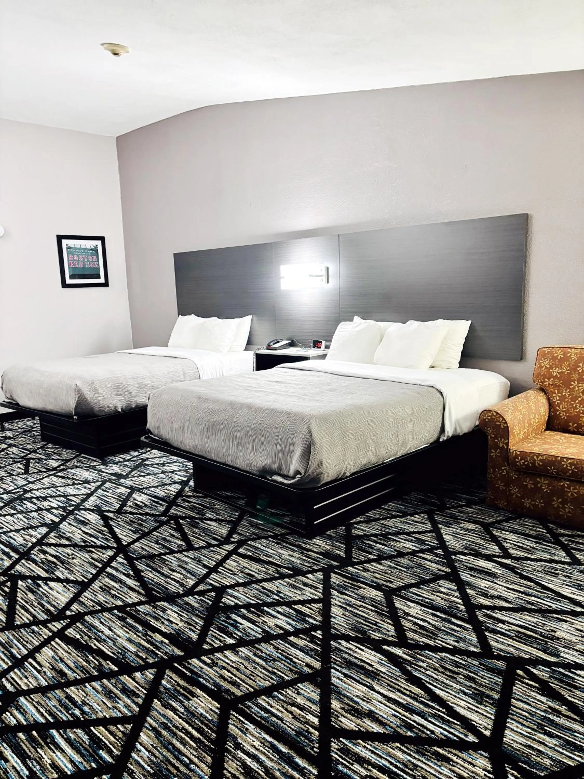 Bed in Quality Inn Raynham - Taunton