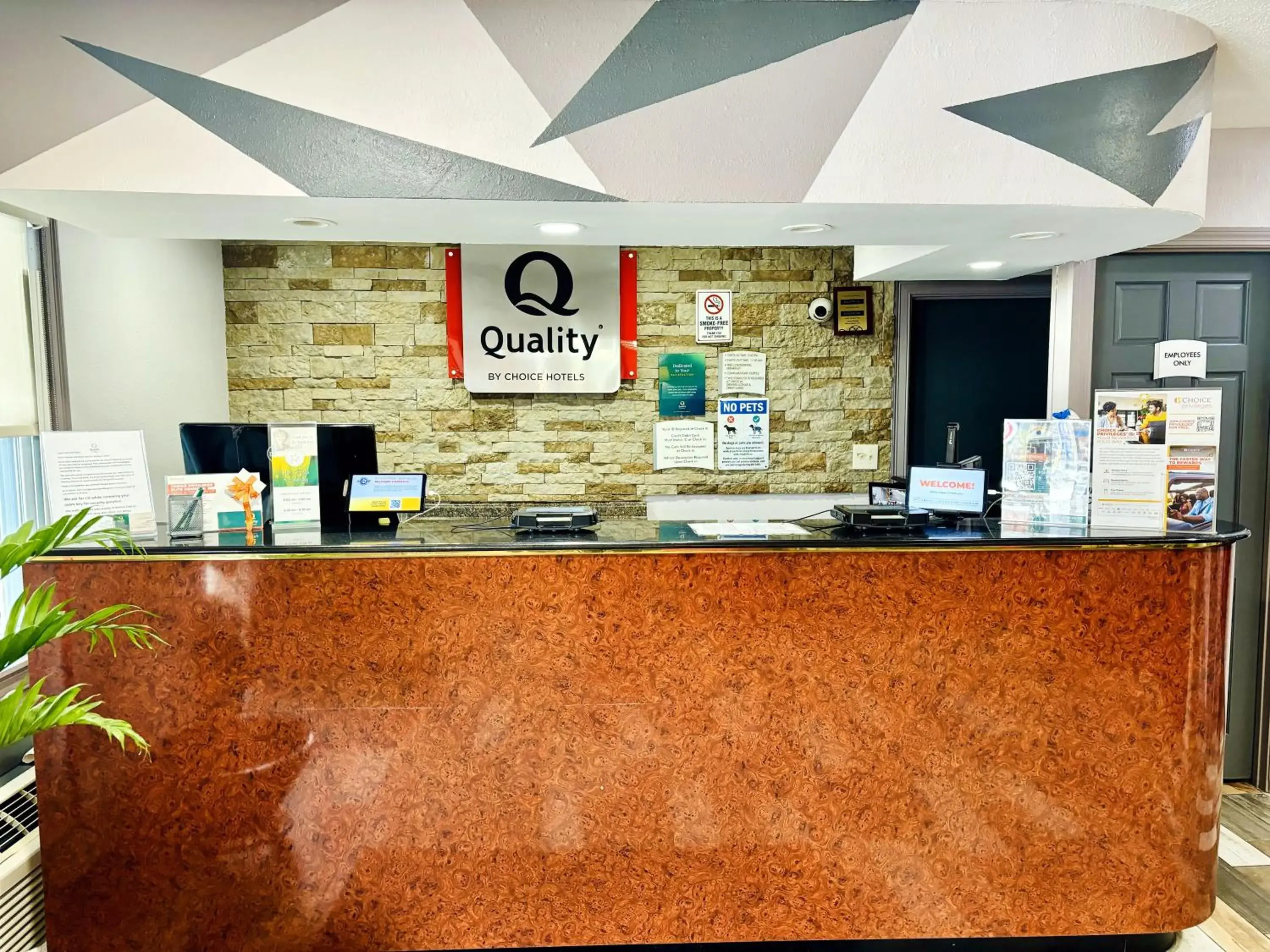 Lobby or reception in Quality Inn Raynham - Taunton Lobby or reception in Quality Inn Raynham - Taunton