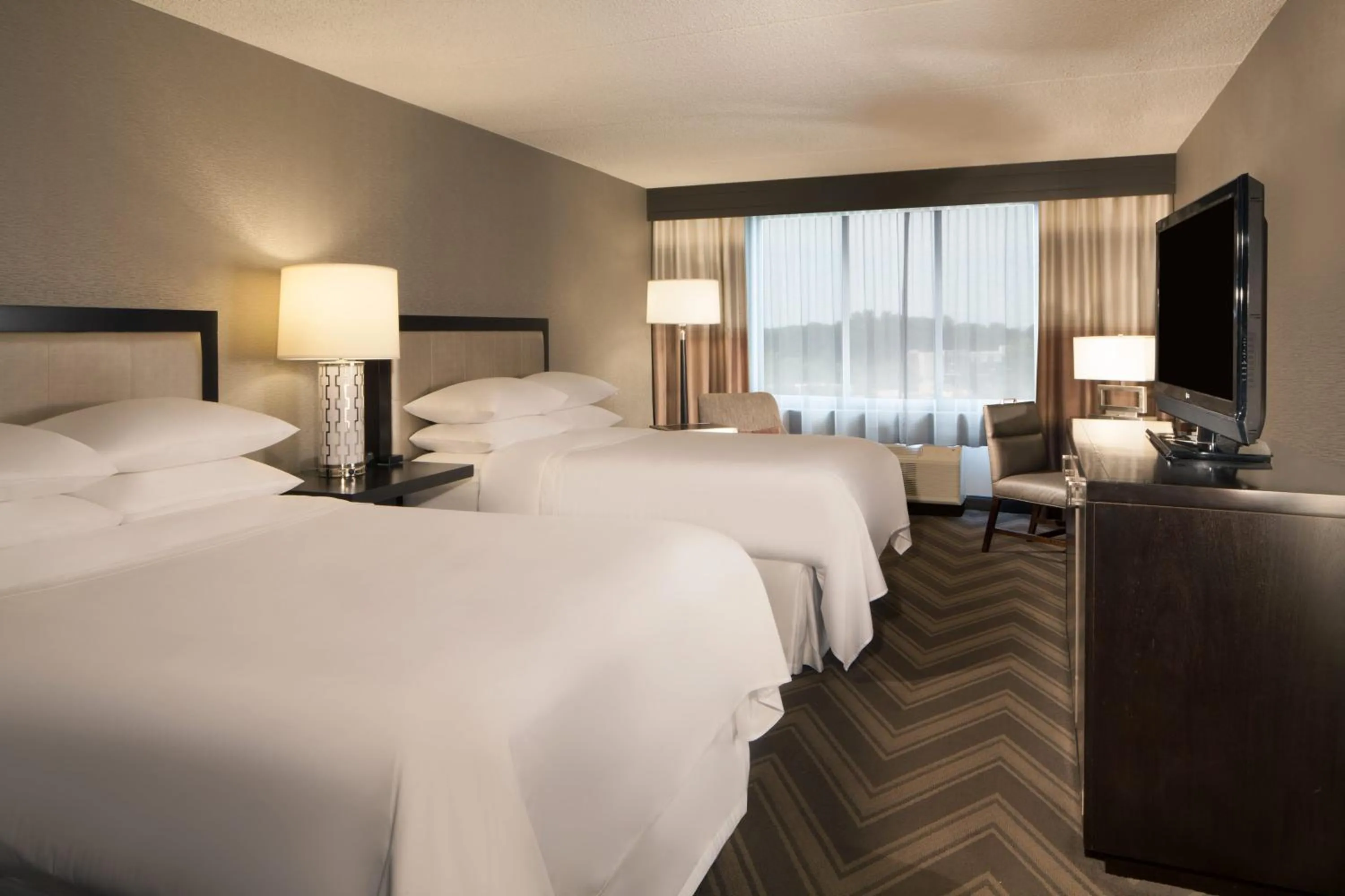 Photo of the whole room, Bed in Sheraton Bucks County Langhorne