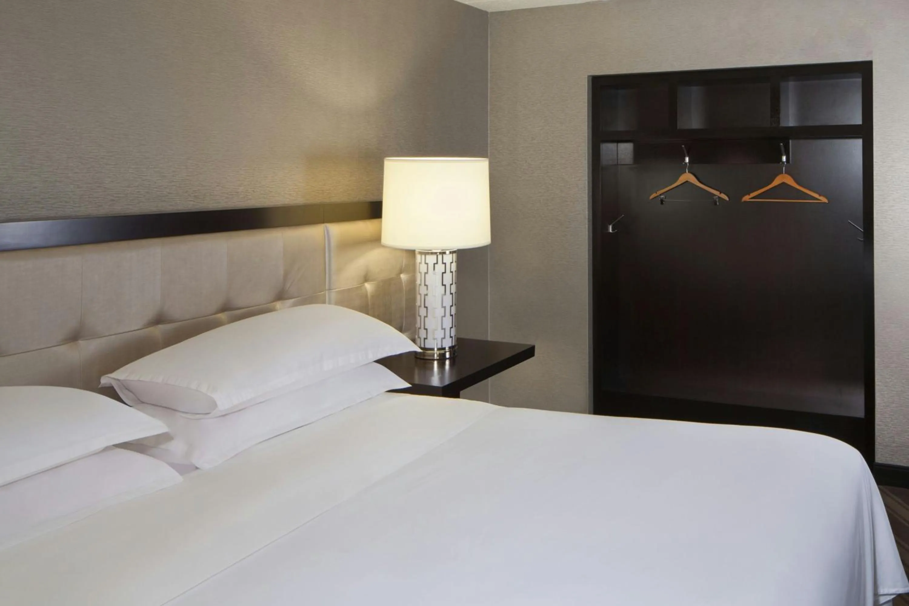 Photo of the whole room, Bed in Sheraton Bucks County Langhorne