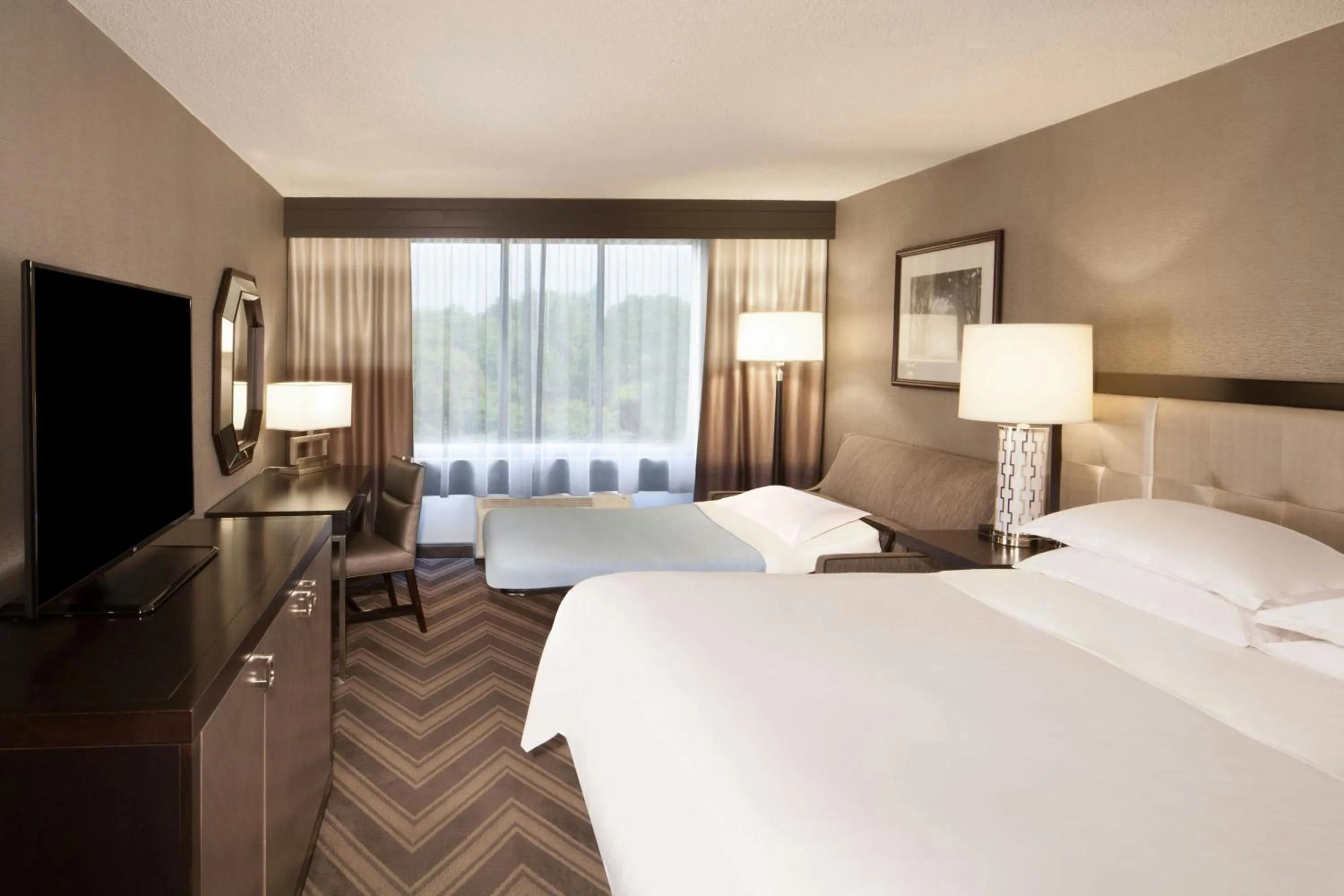 Photo of the whole room, Bed in Sheraton Bucks County Langhorne