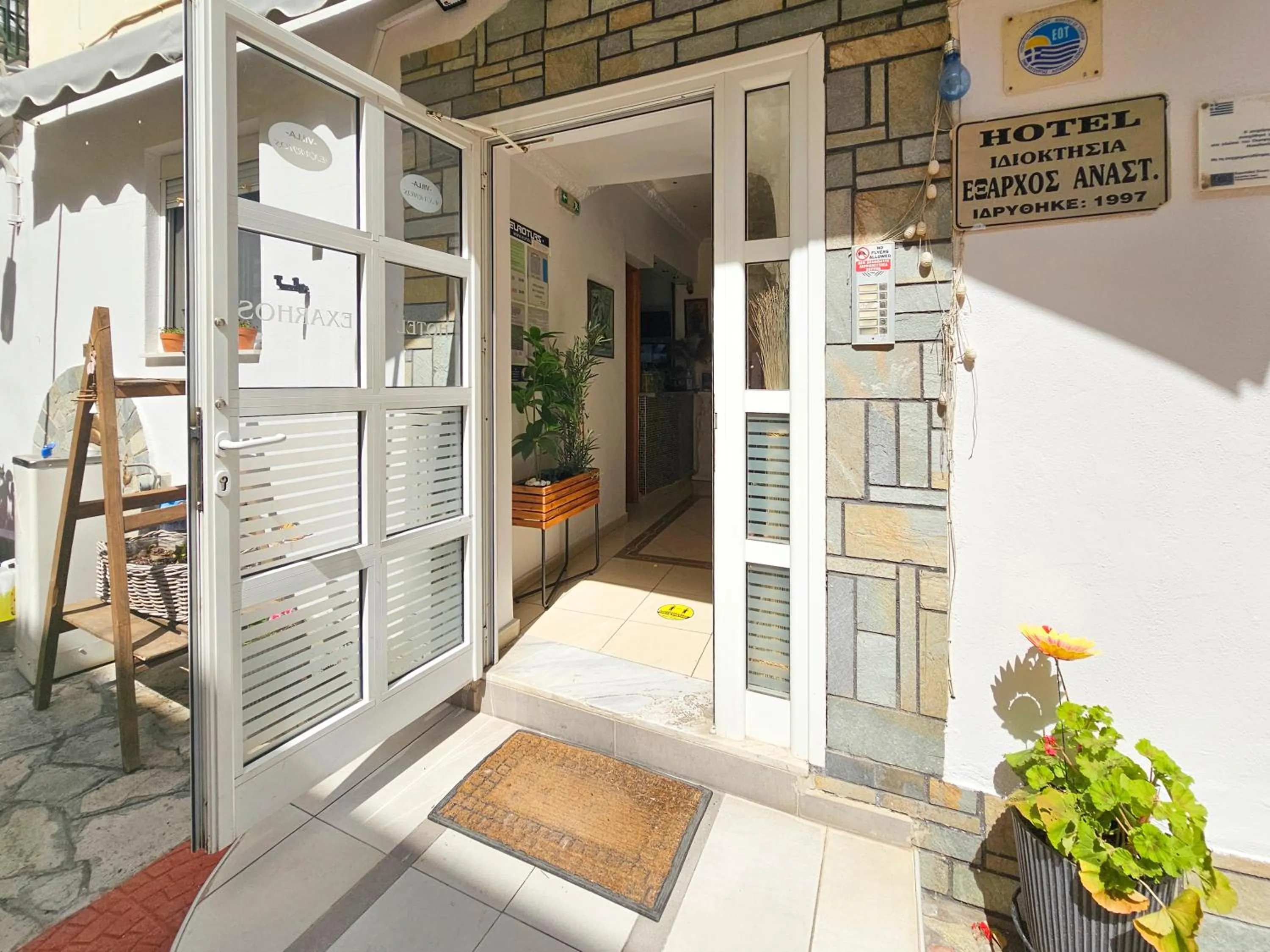 Facade/entrance in Hotel Exarhos