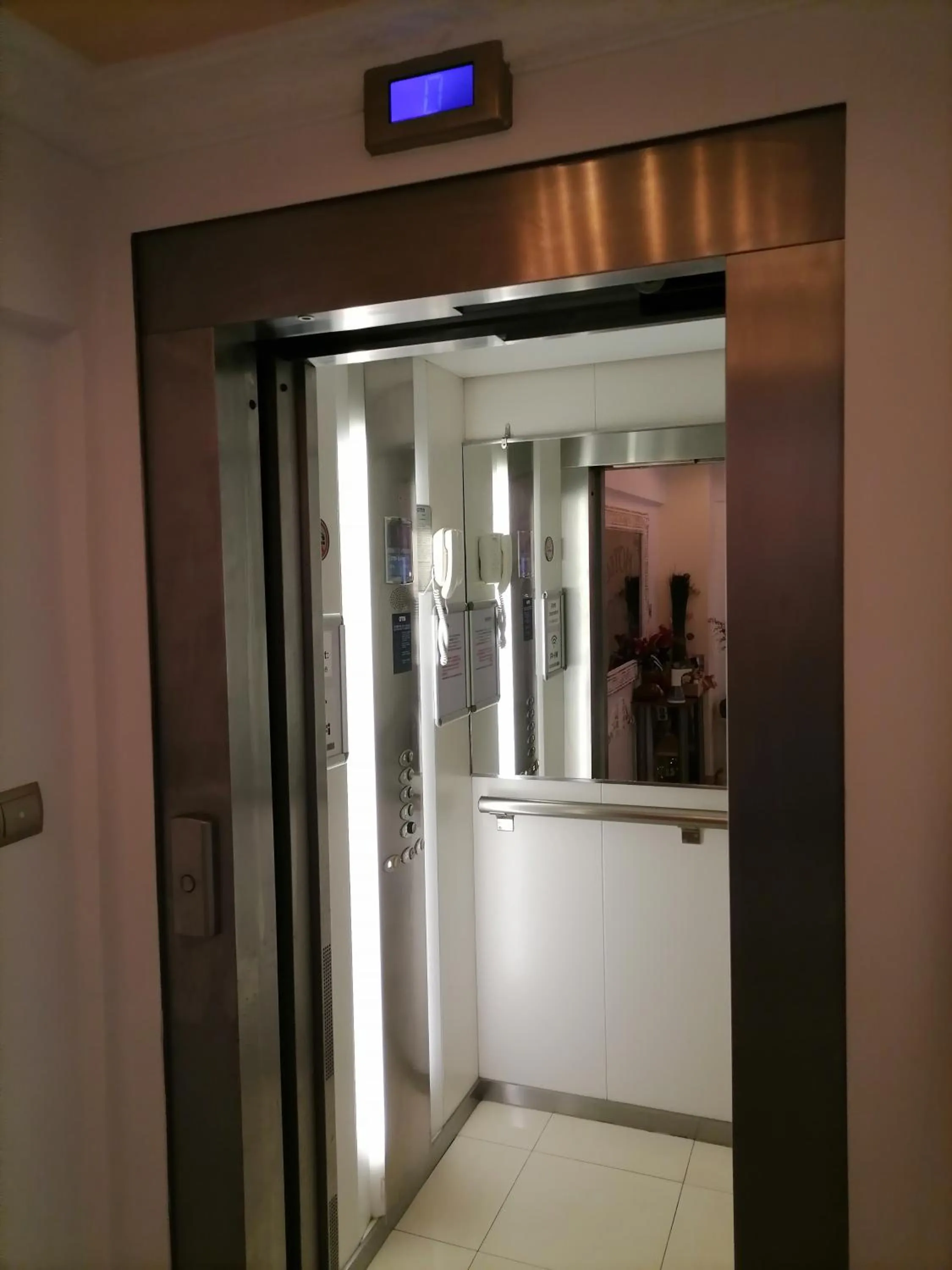 elevator in Hotel Exarhos
