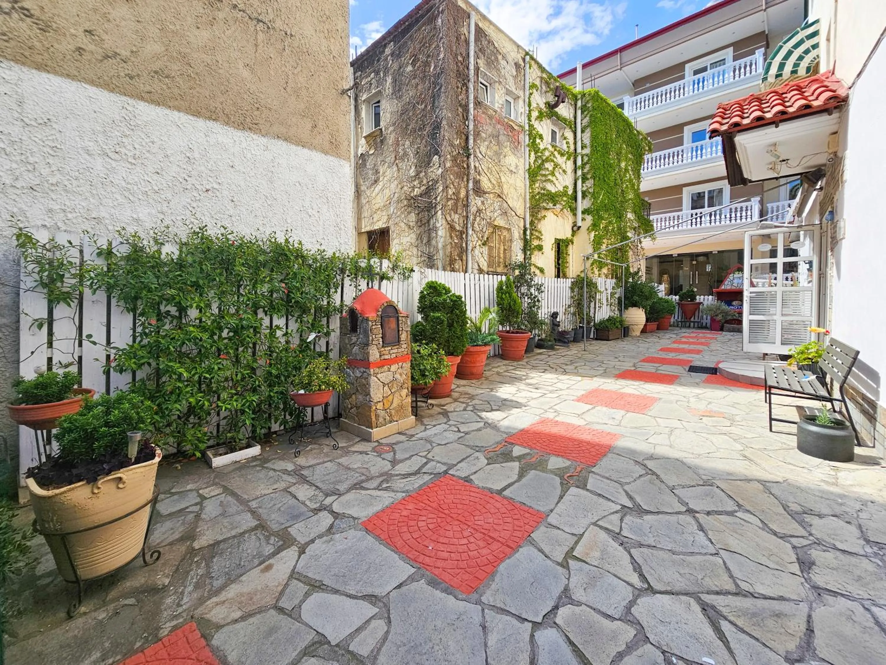 Facade/entrance in Hotel Exarhos