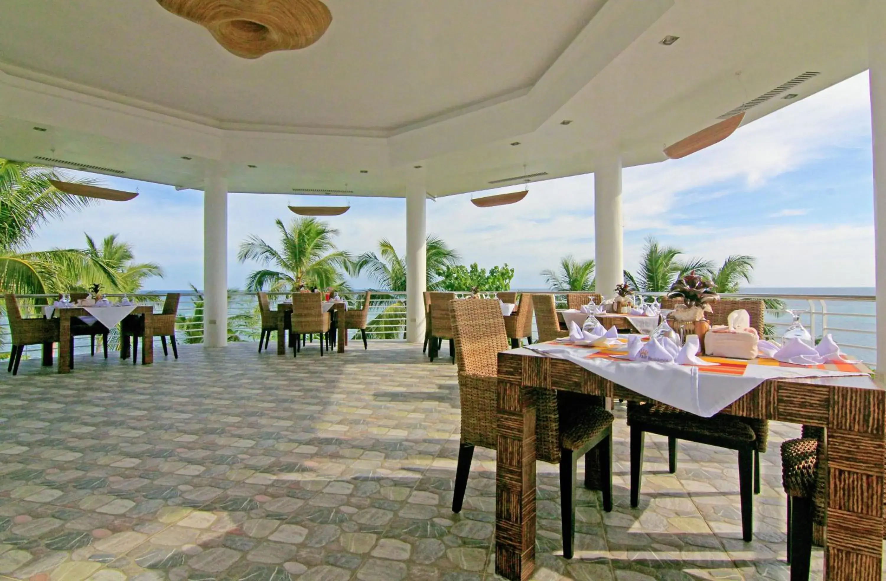 Restaurant/places to eat in J&R Residence Restaurant/places to eat in J&R Residence