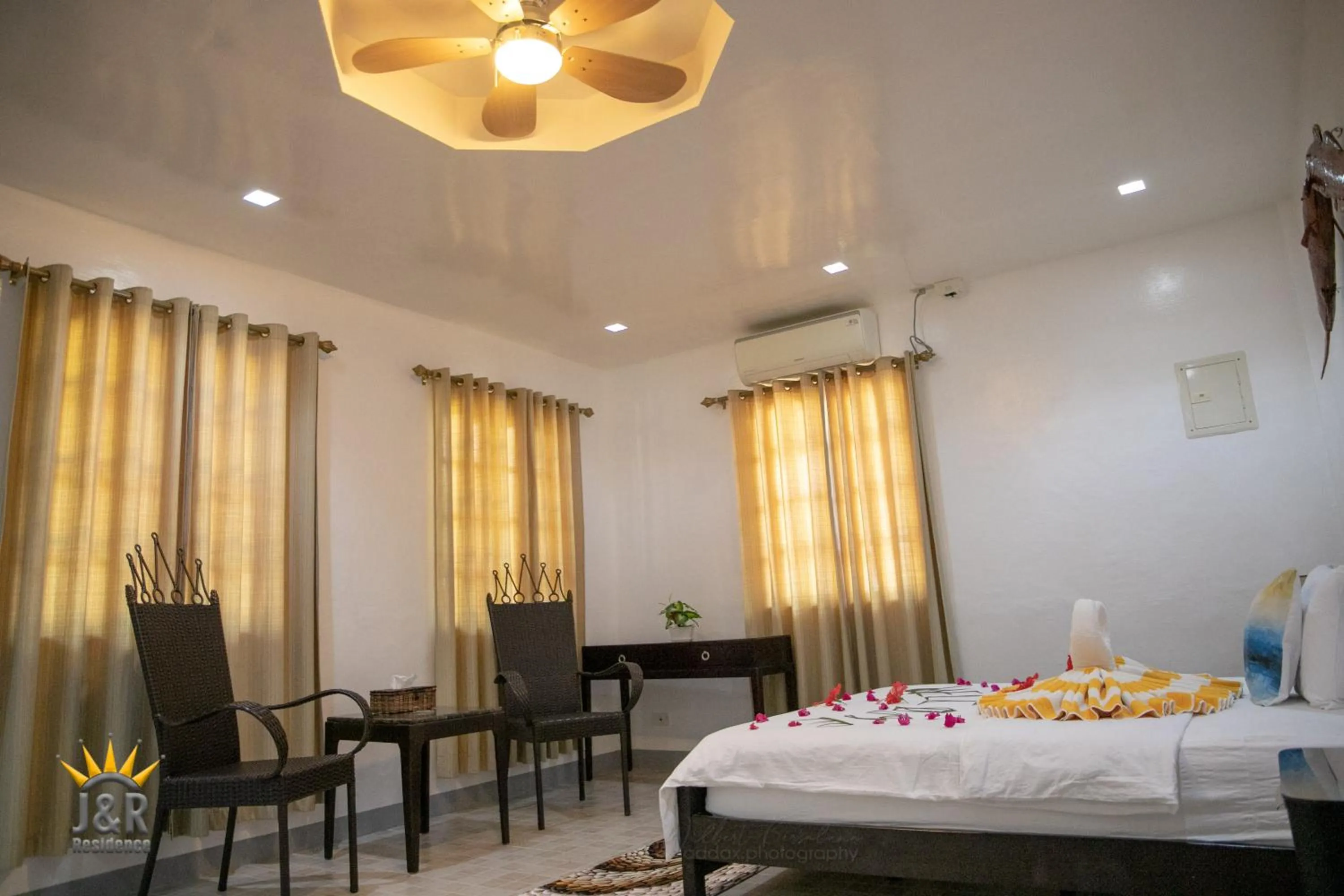 Photo of the whole room in J&R Residence