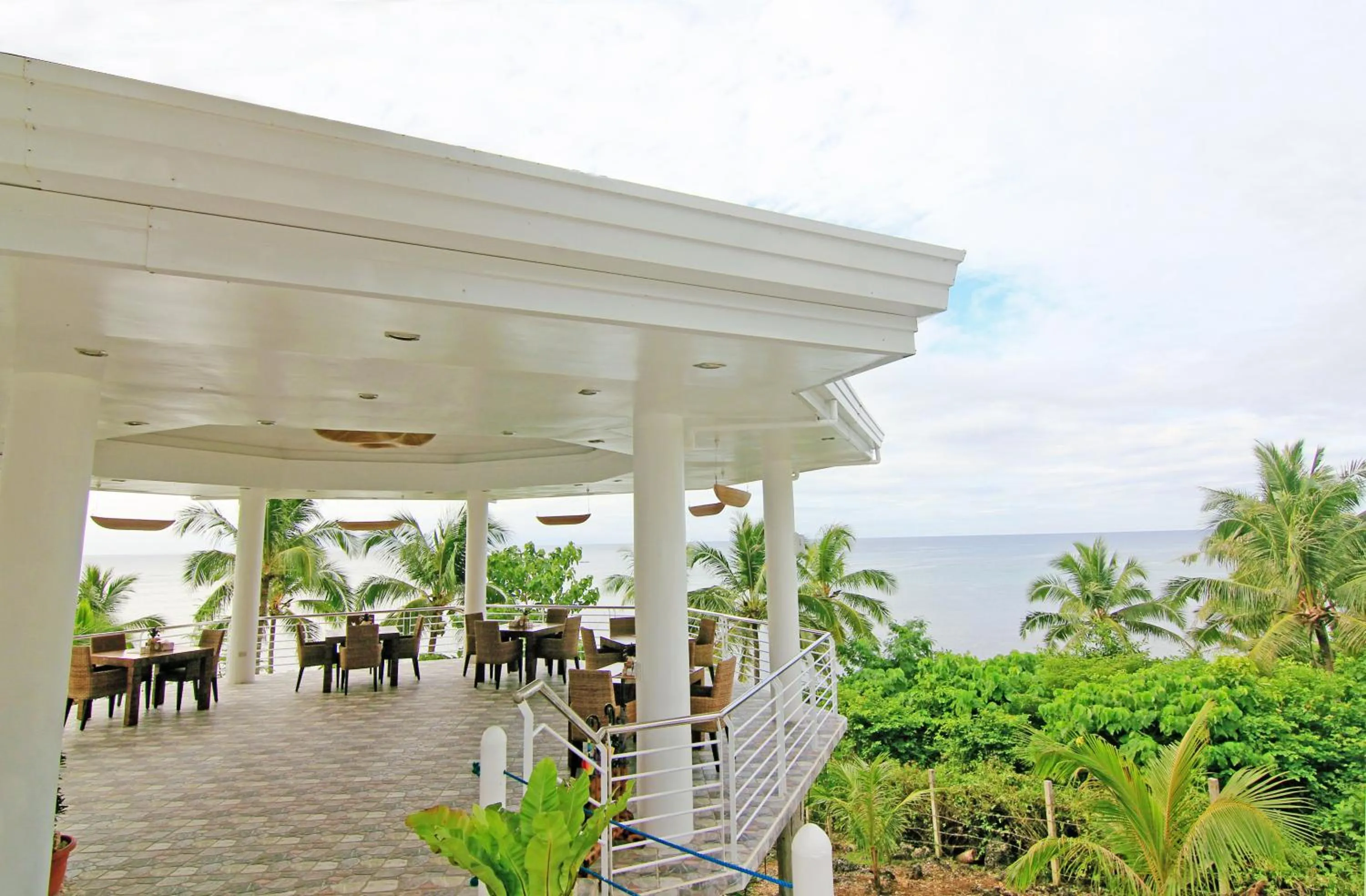 Restaurant/places to eat in J&R Residence