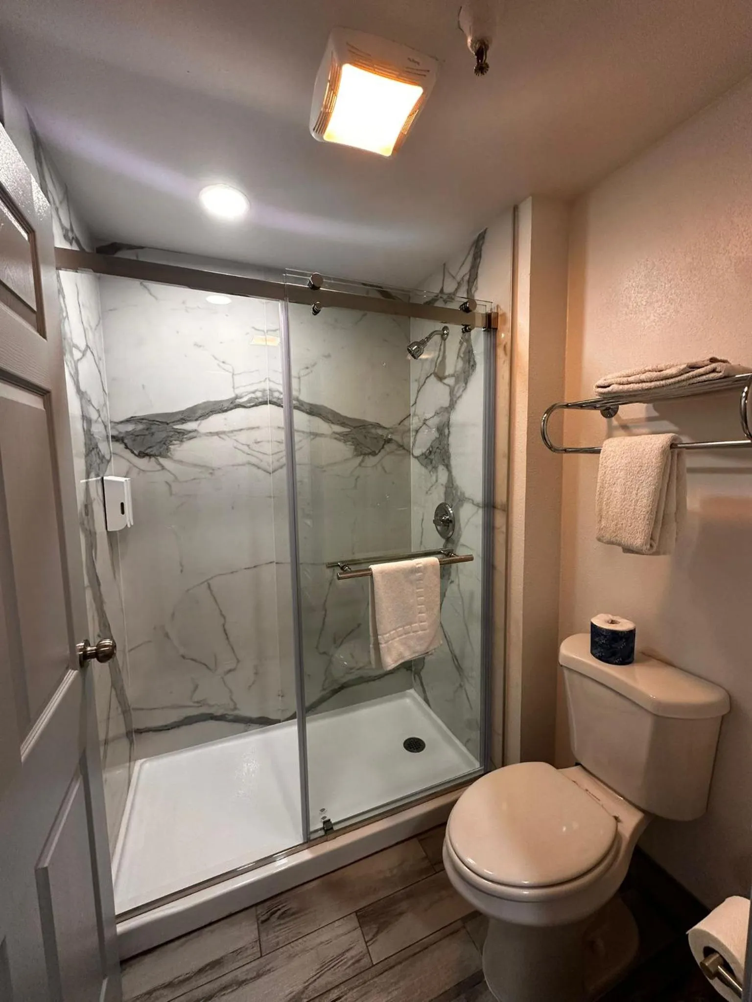 Toilet in Motel Santa Cruz