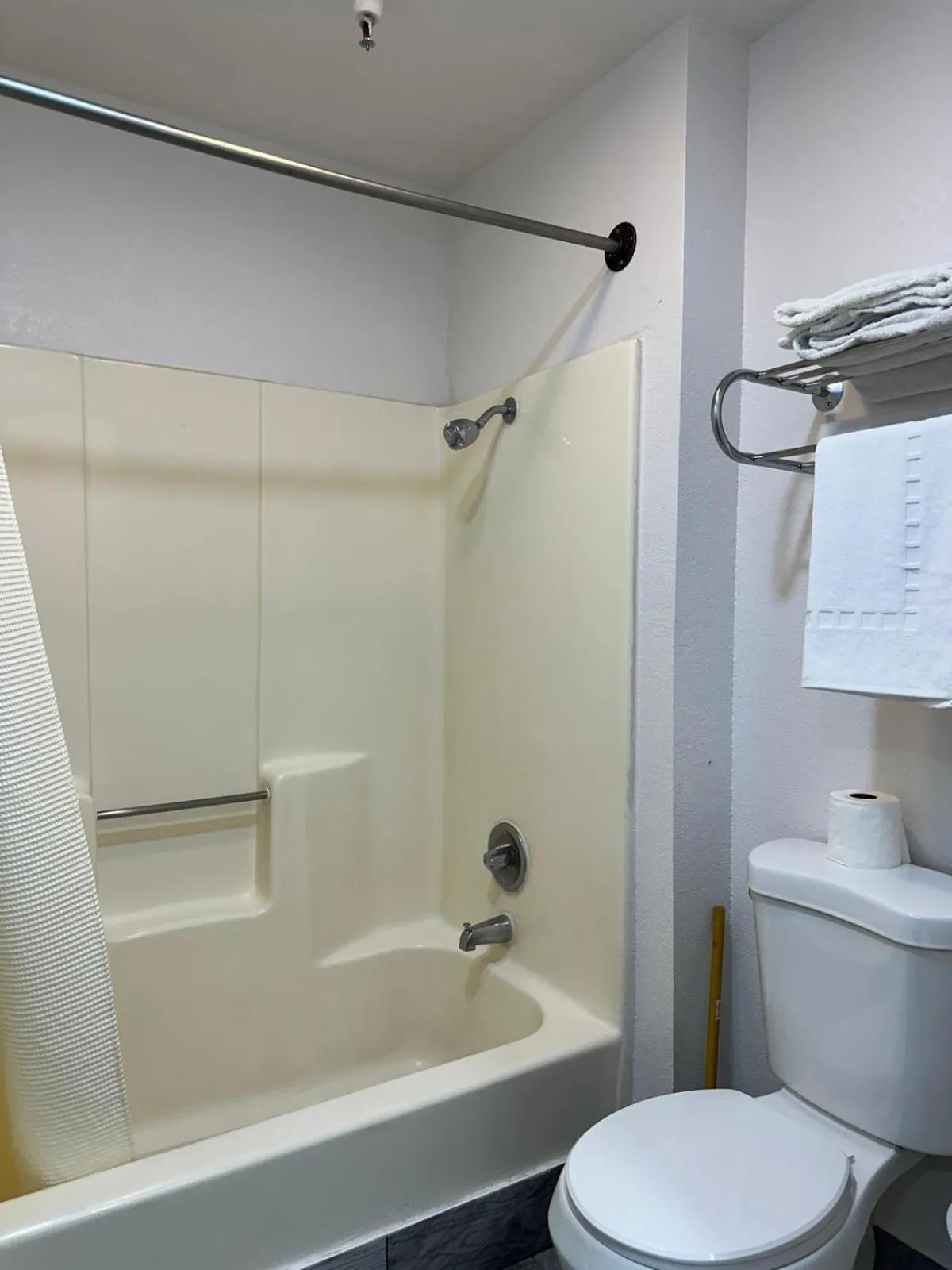 Shower in Motel Santa Cruz