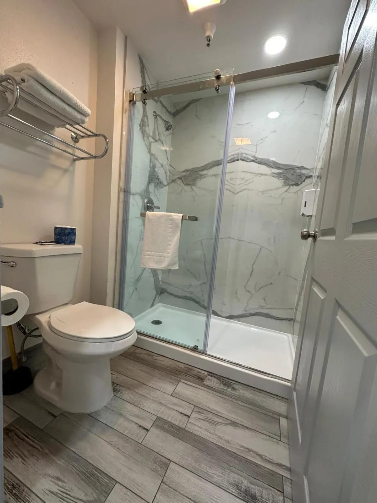 Shower in Motel Santa Cruz