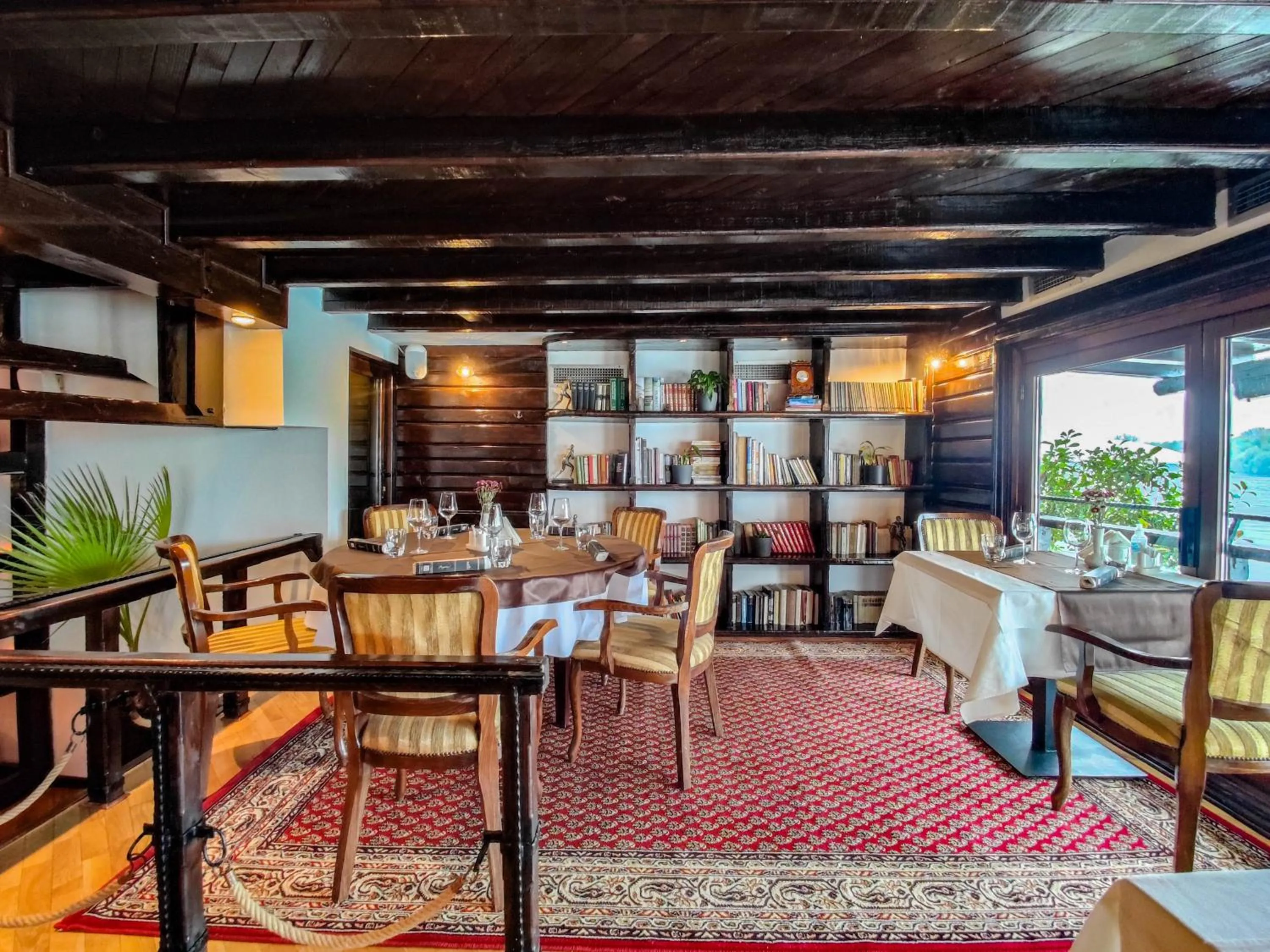 Restaurant/places to eat in Bahus Inn