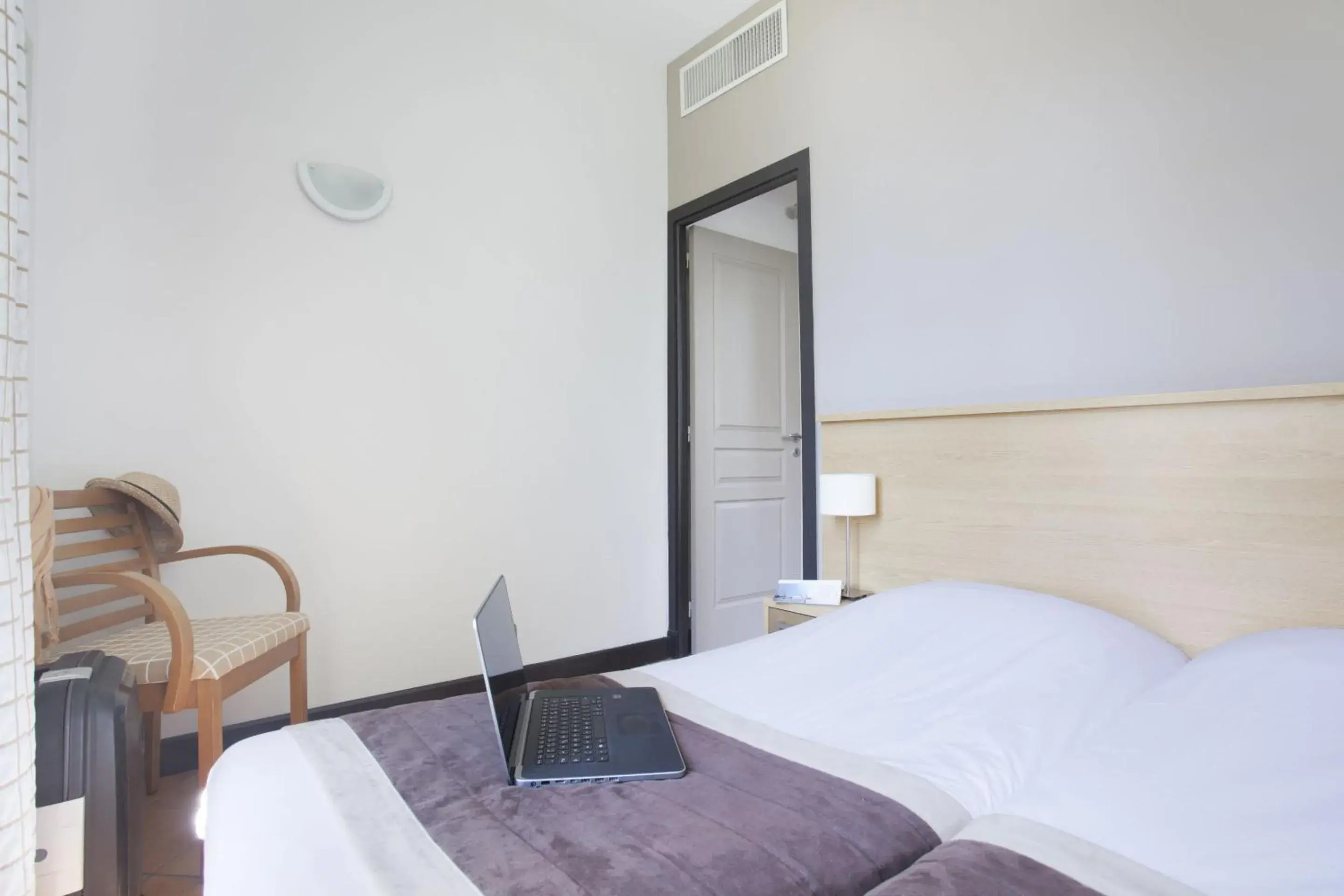 Bedroom, Bed in Appart'hôtel Odalys City - Nice Centre Bedroom, Bed in Appart'hôtel Odalys City - Nice Centre