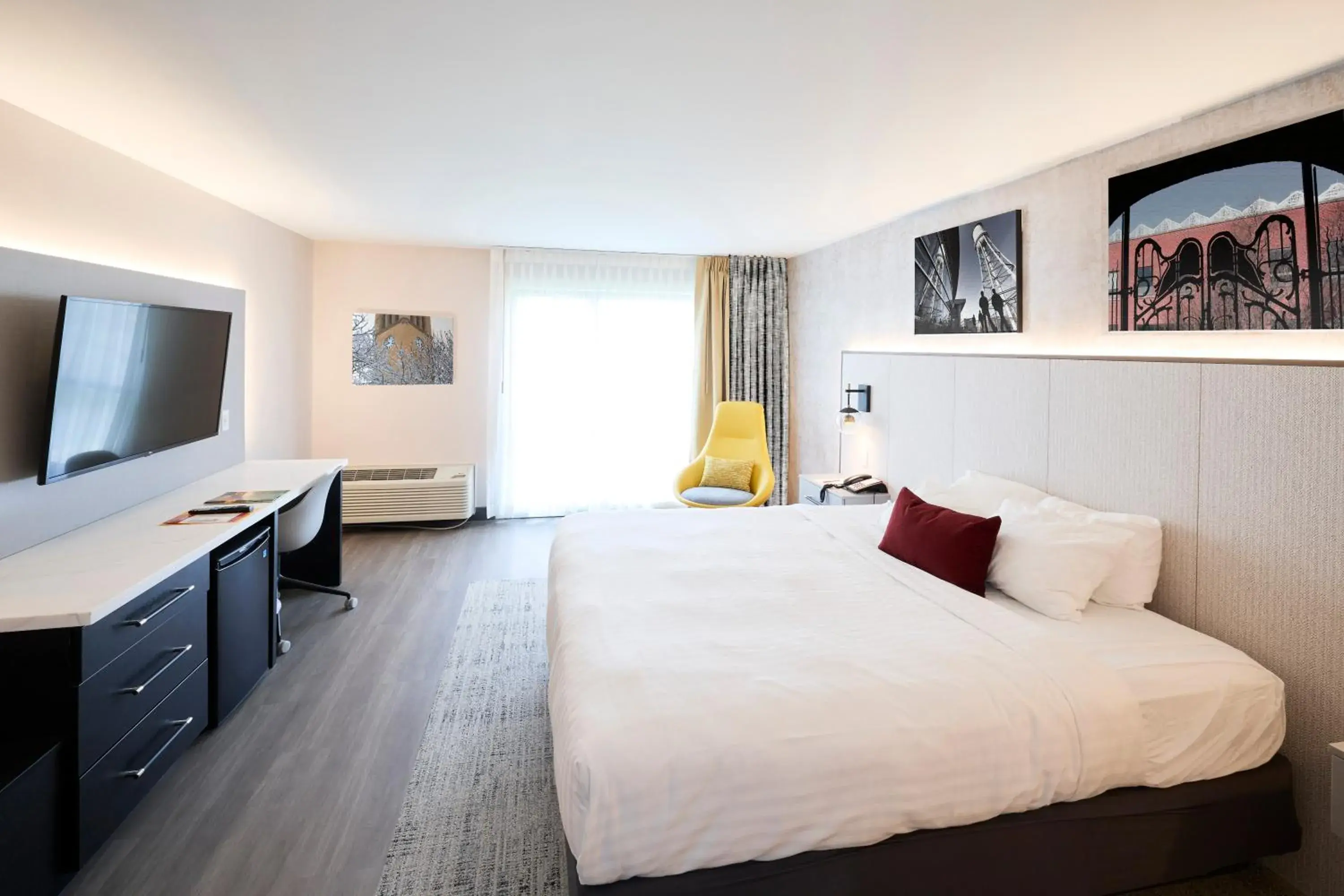 Bed in Gateway Hotel and Conference Center Bed in Gateway Hotel and Conference Center