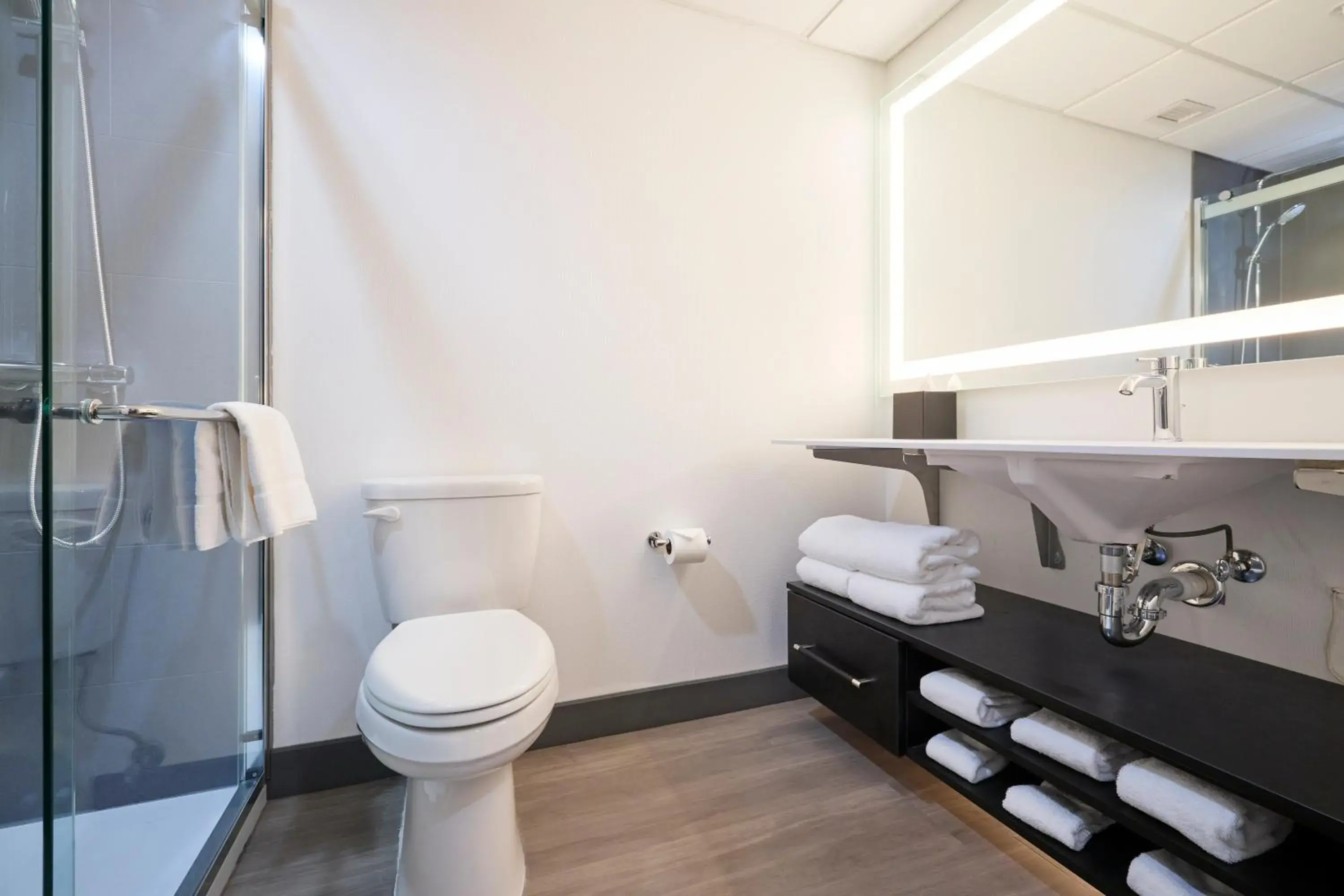 Double Room in Gateway Hotel and Conference Center Double Room in Gateway Hotel and Conference Center