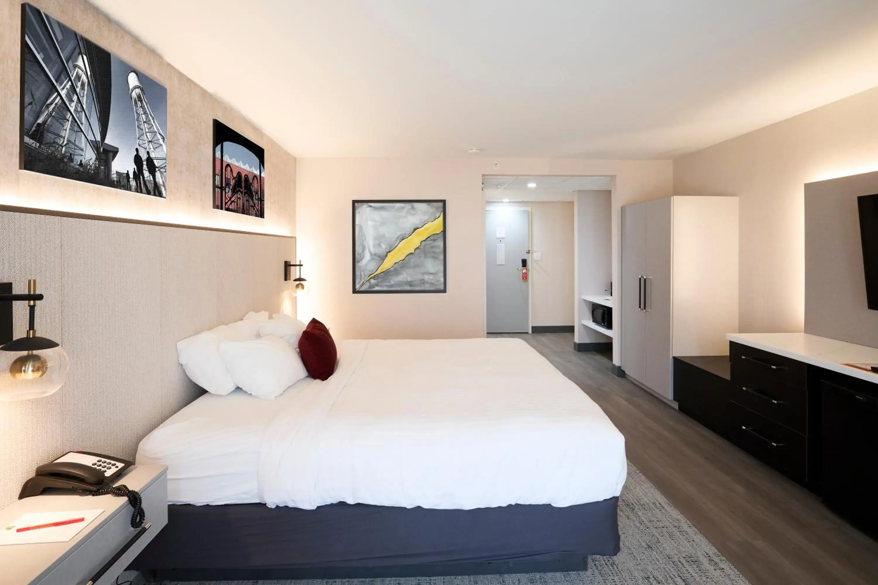 Bed in Gateway Hotel and Conference Center Bed in Gateway Hotel and Conference Center