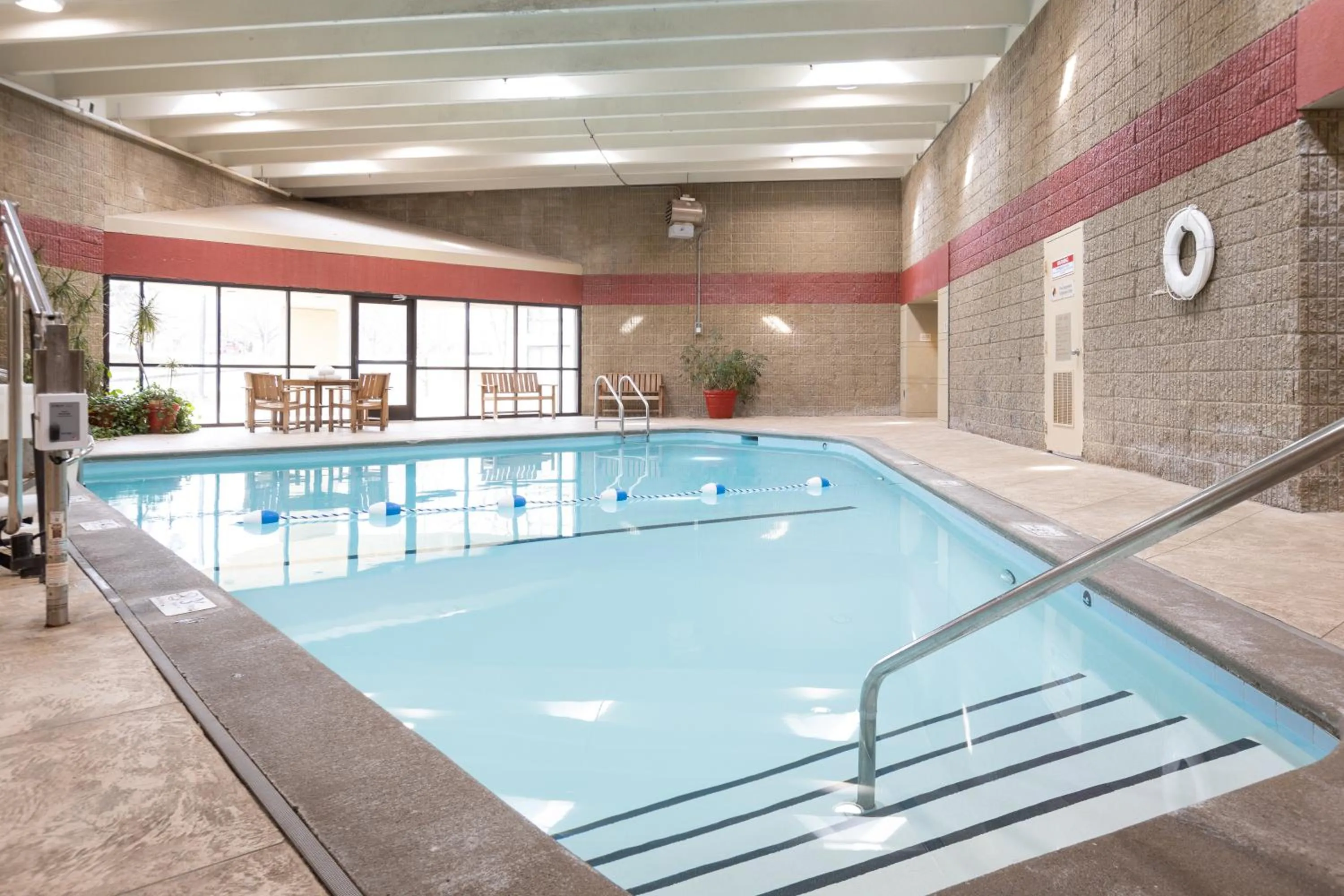 Swimming pool in Gateway Hotel and Conference Center