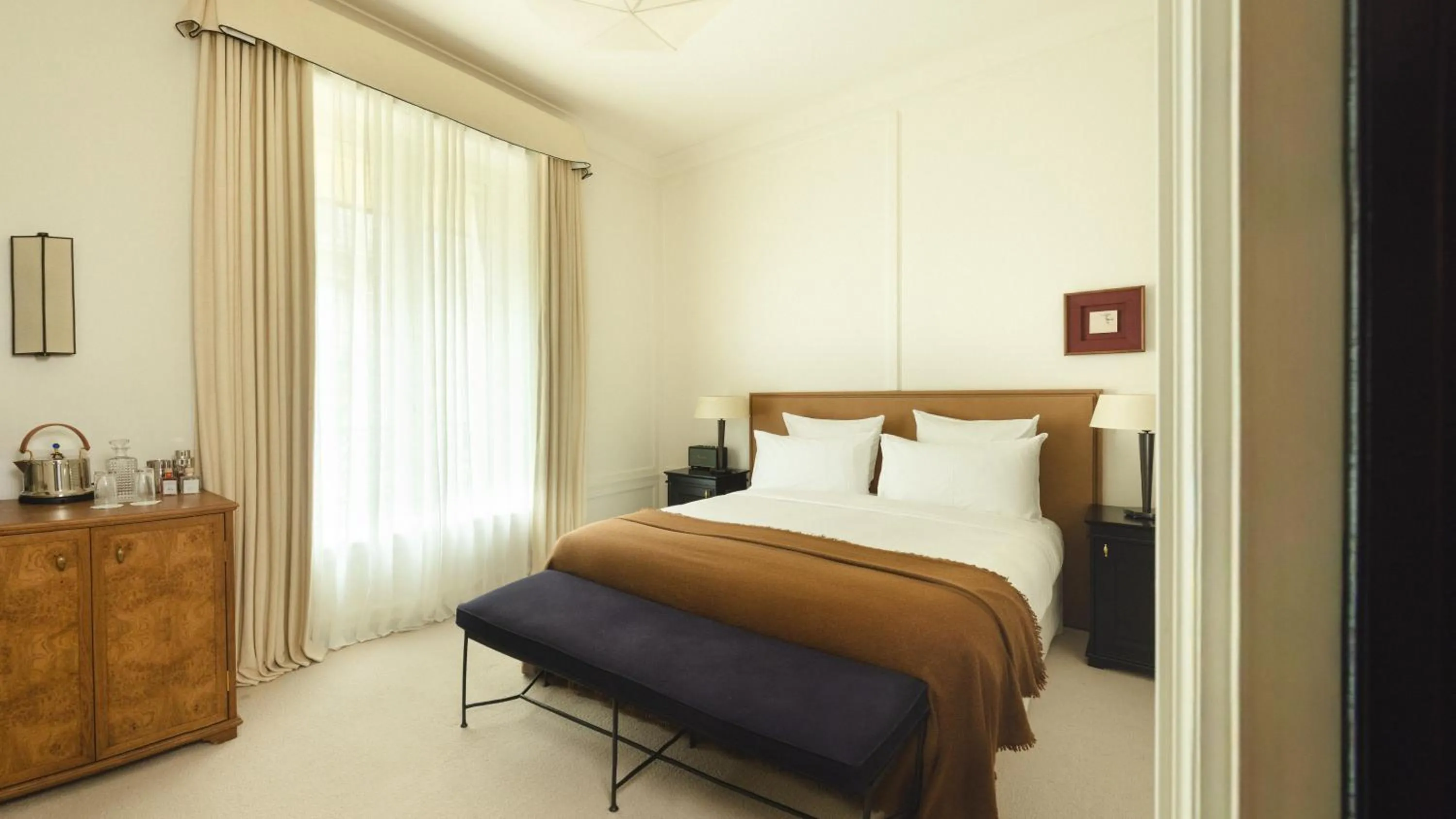 Bed in Hôtel Balzac Paris & Spa Ikoï