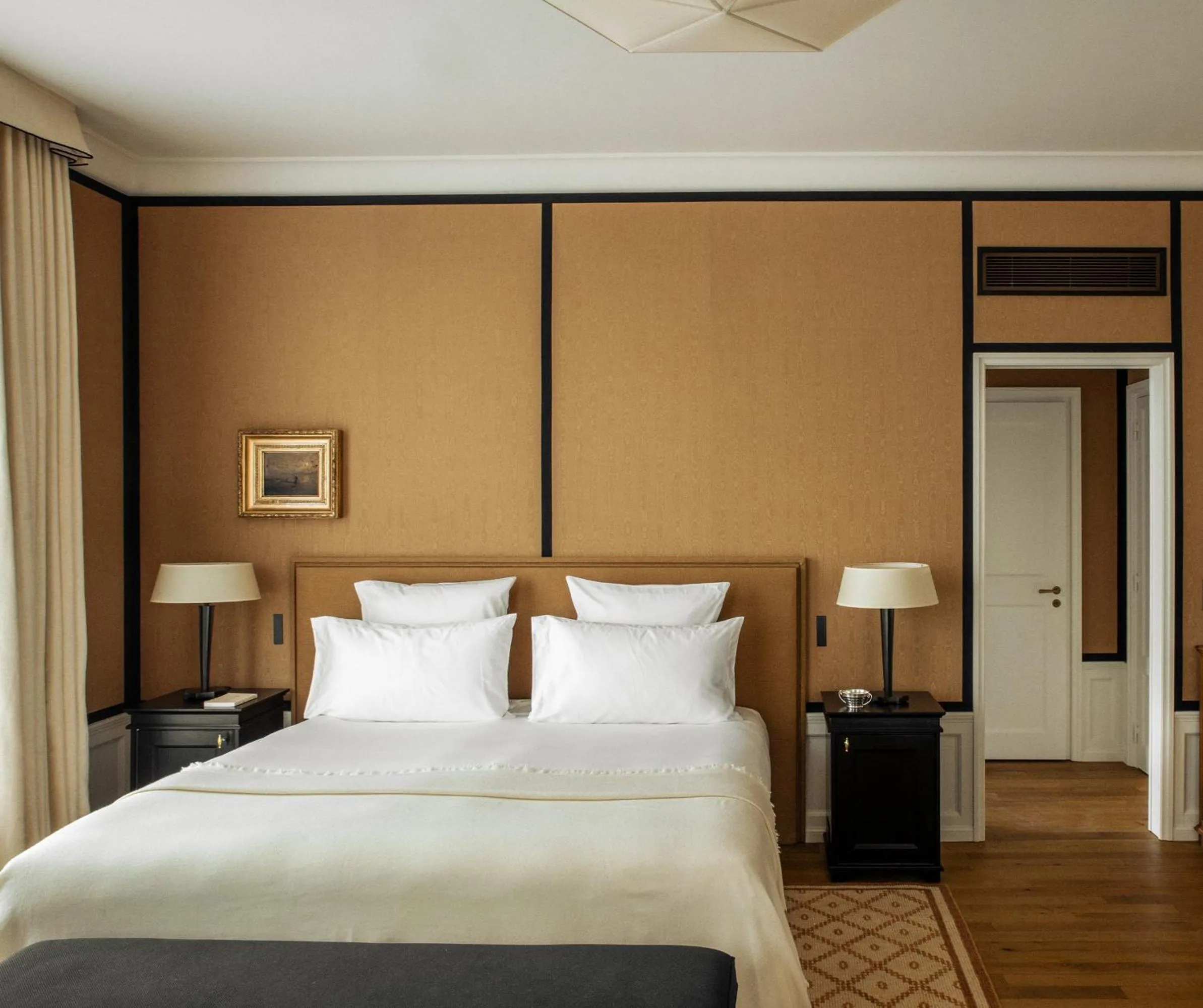 Bed in Hôtel Balzac Paris & Spa Ikoï