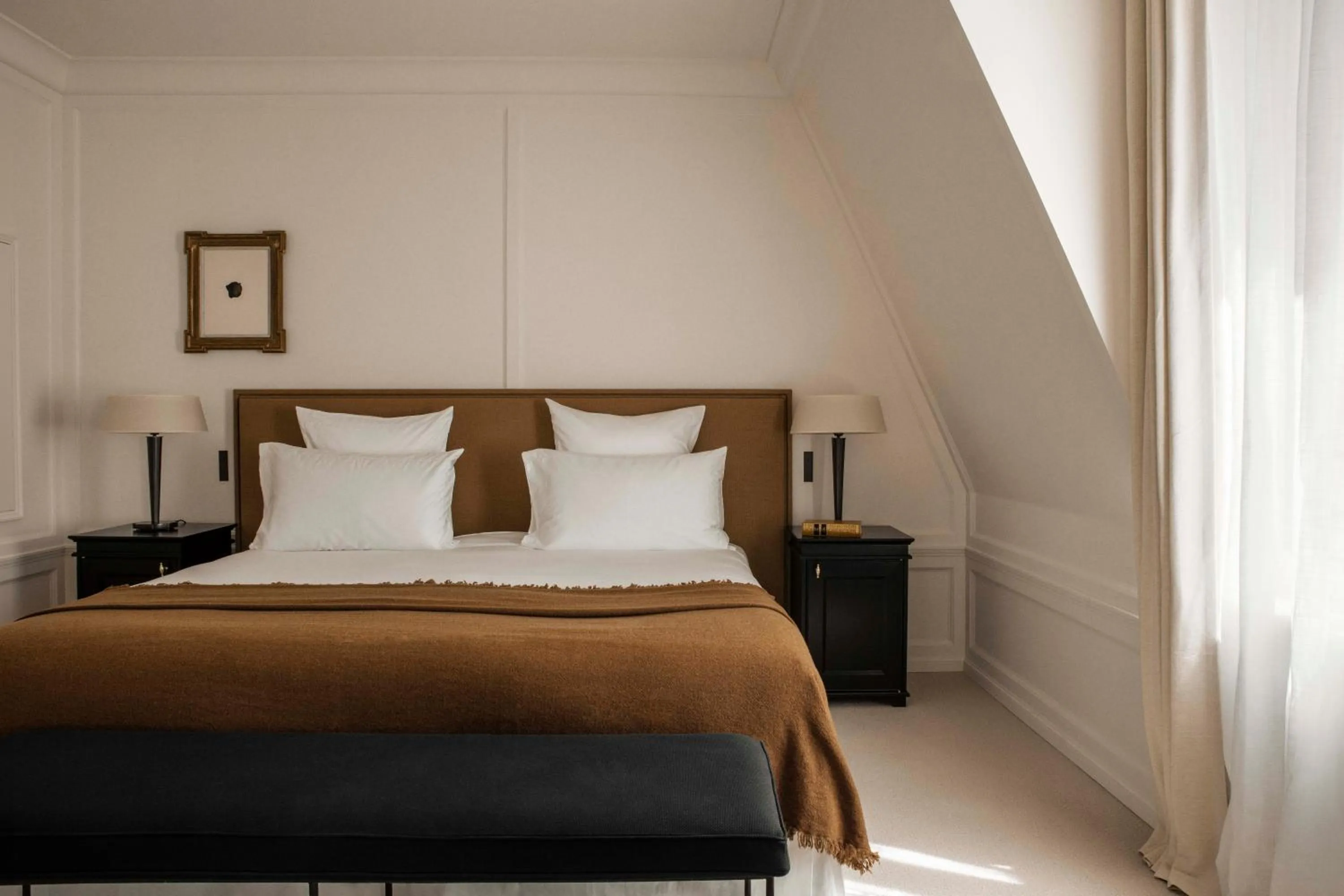 Bed in Hôtel Balzac Paris & Spa Ikoï