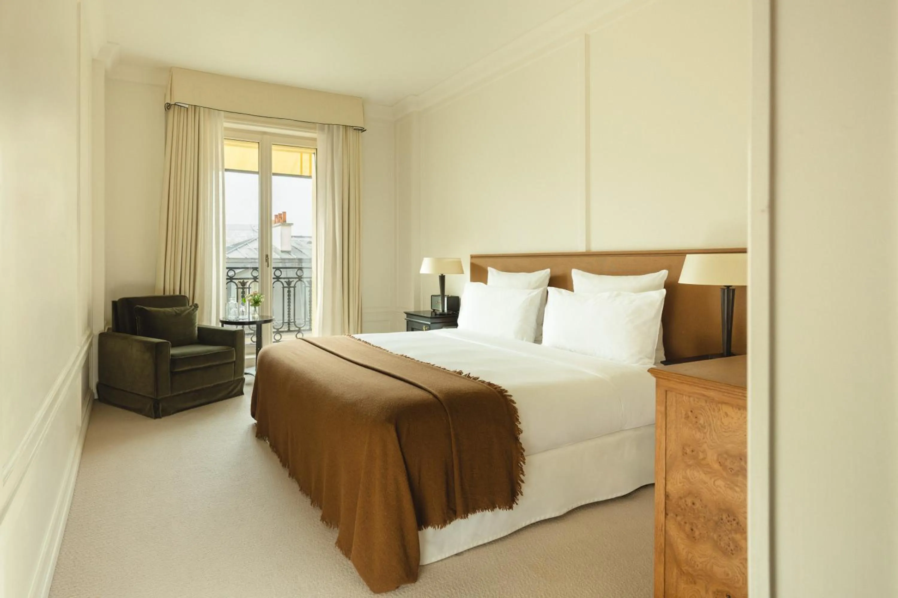 Bed in Hôtel Balzac Paris & Spa Ikoï