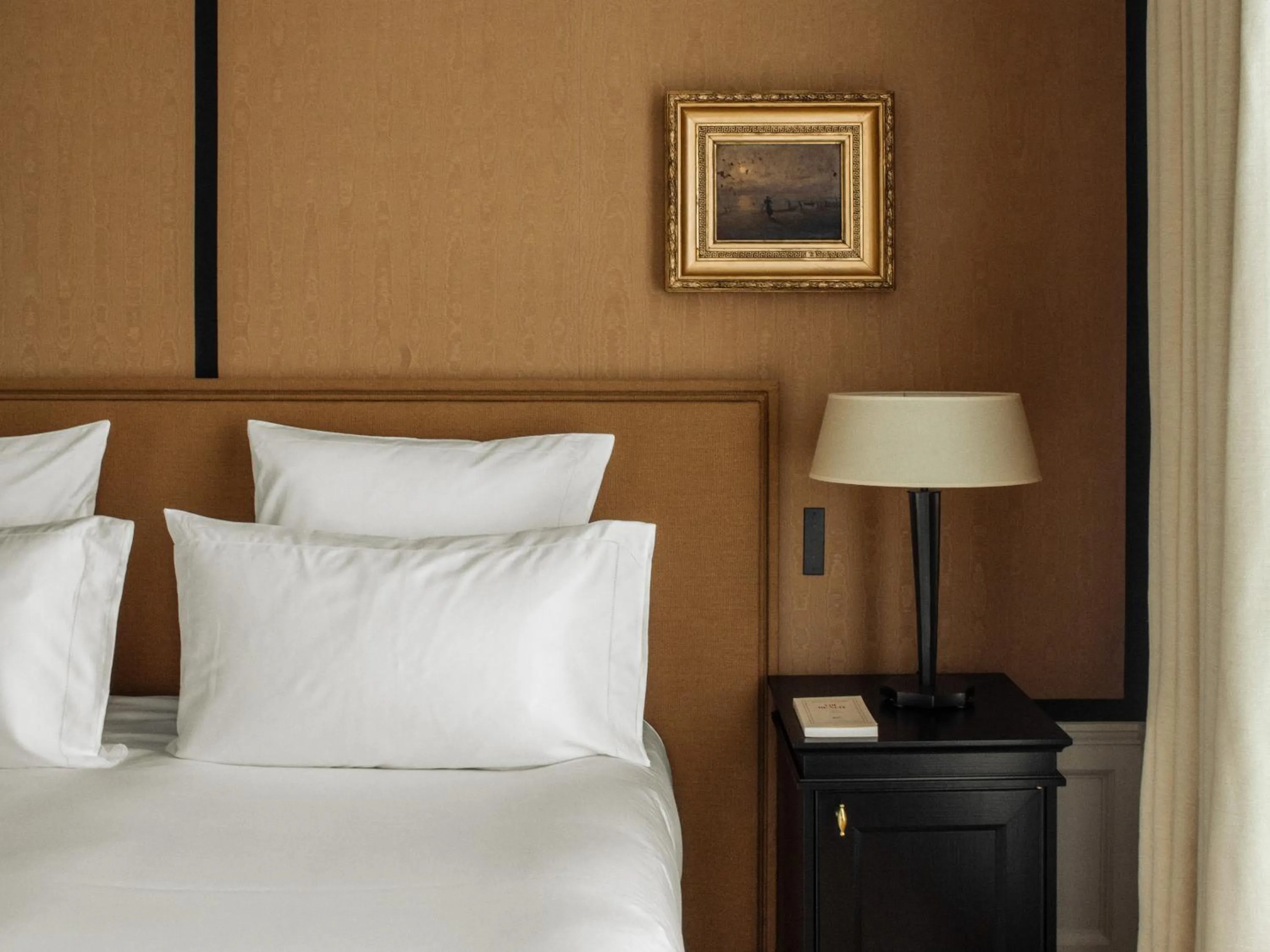 Bedroom, Bed in Hôtel Balzac Paris & Spa Ikoï