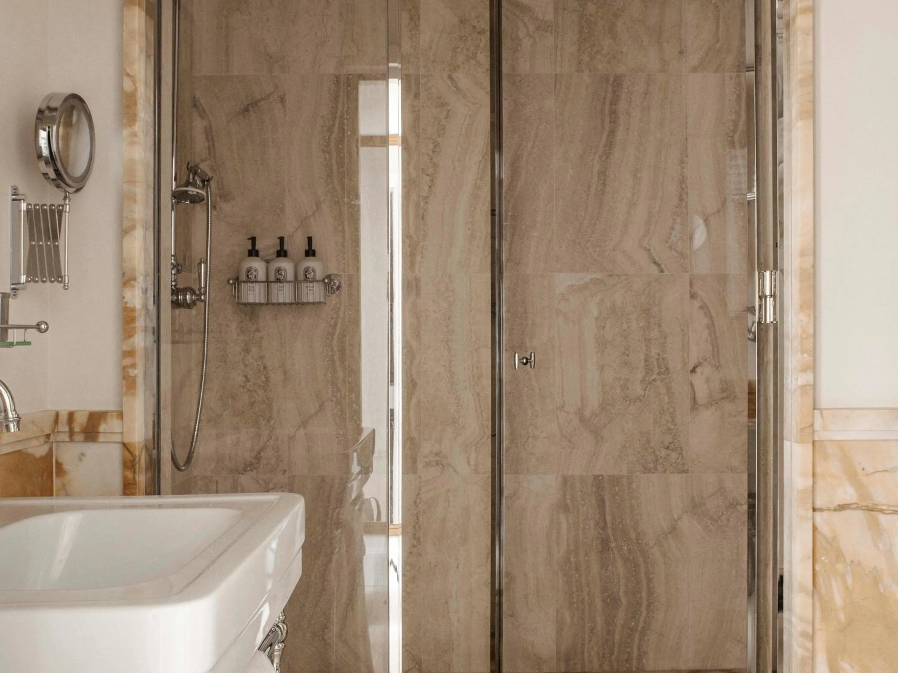 Bathroom in Hôtel Balzac Paris & Spa Ikoï