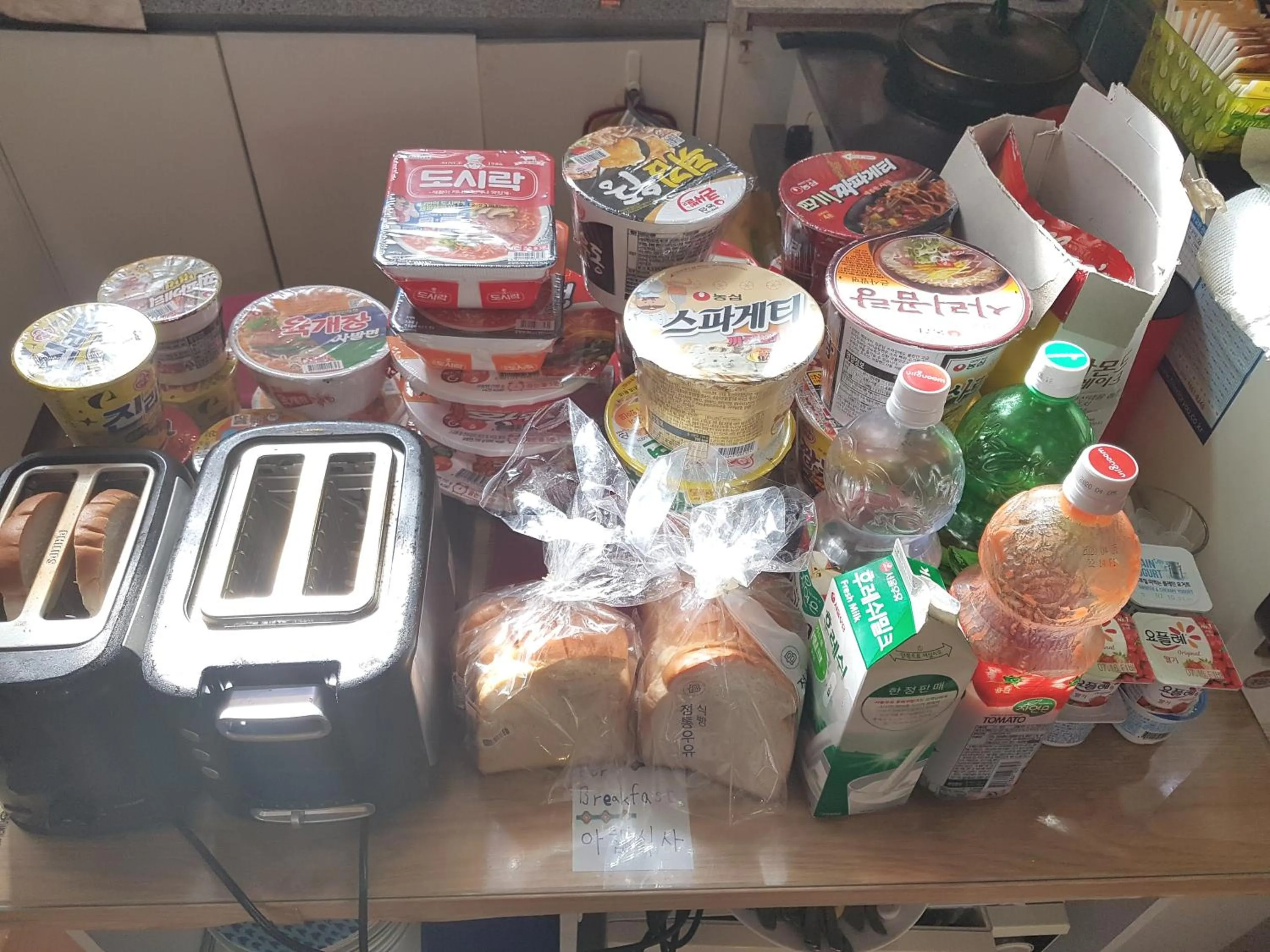 Communal kitchen in Gongsimga Hanok Guesthouse