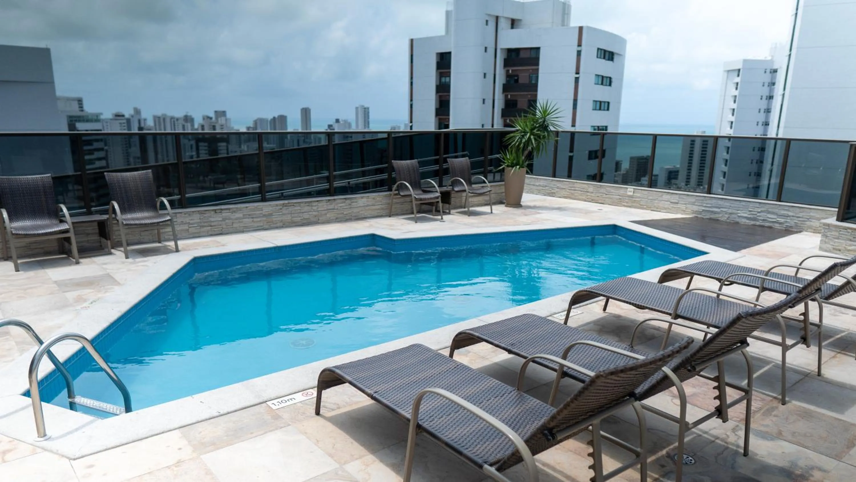 Swimming pool in Transamerica Fit Recife