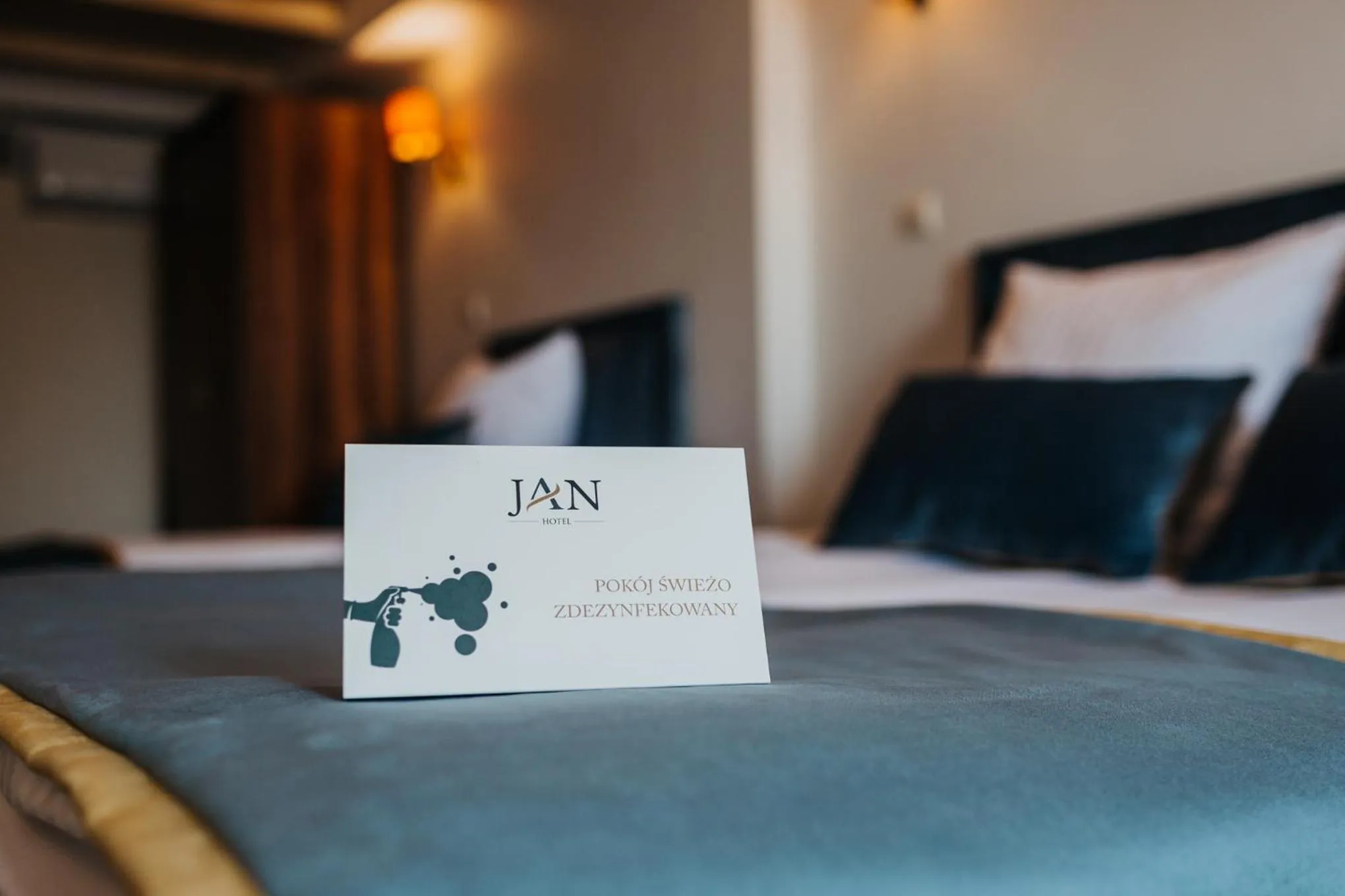 Text overlay, Bed in Hotel Jan