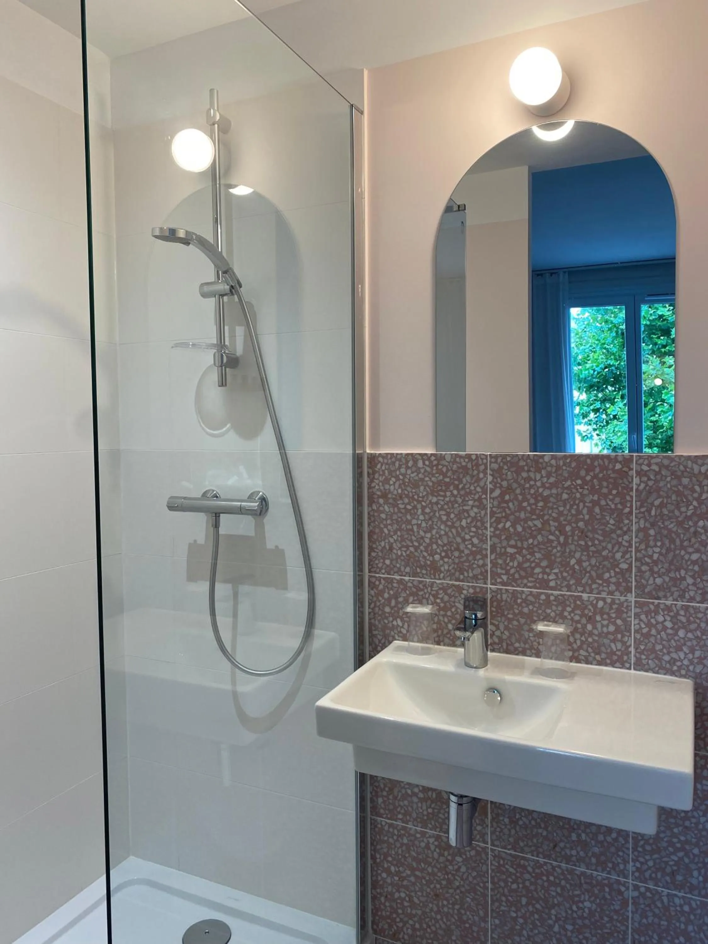 Shower in Hotel Saint Louis