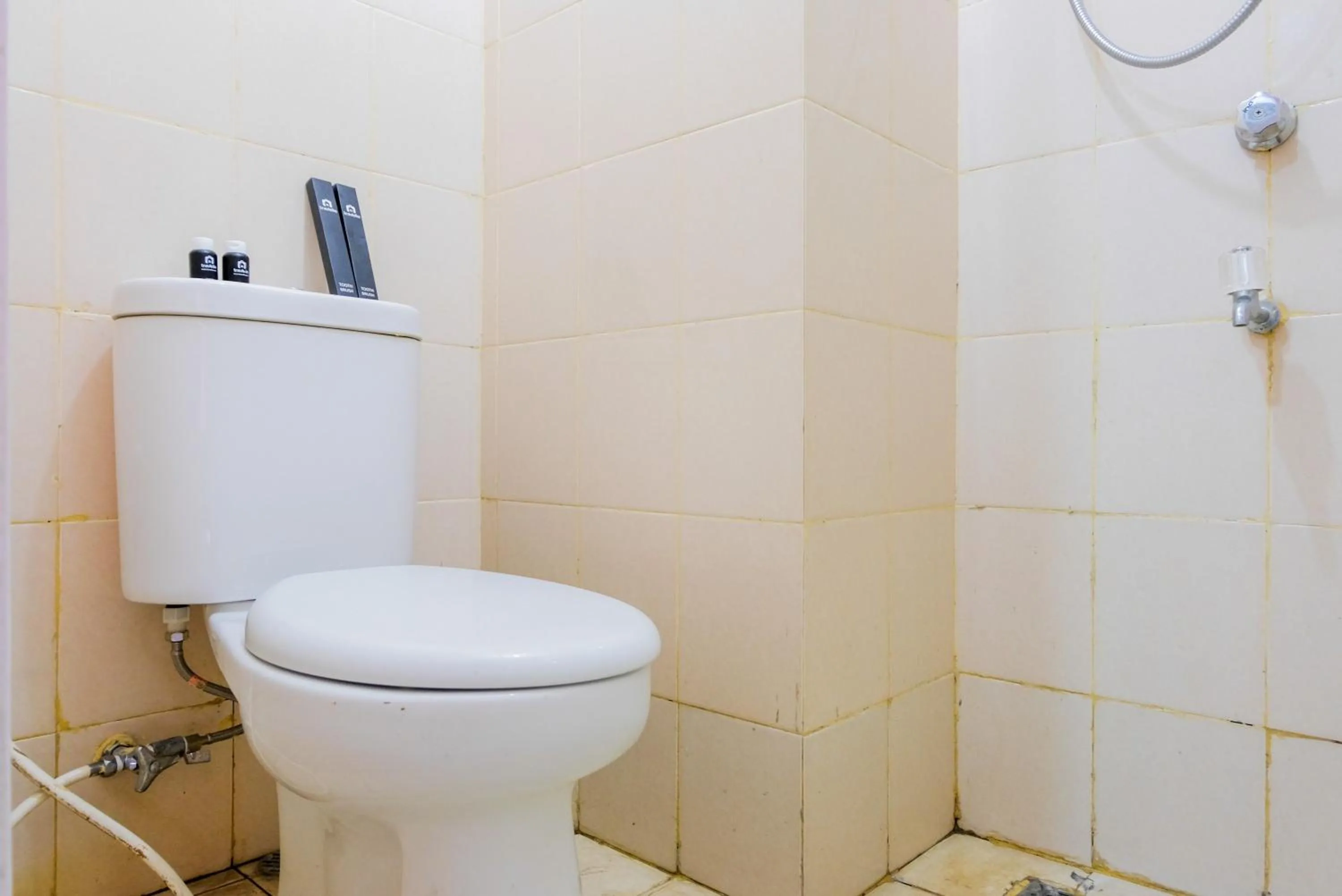 Bathroom in Simple Studio Apartment at Serpong Greenview By Travelio