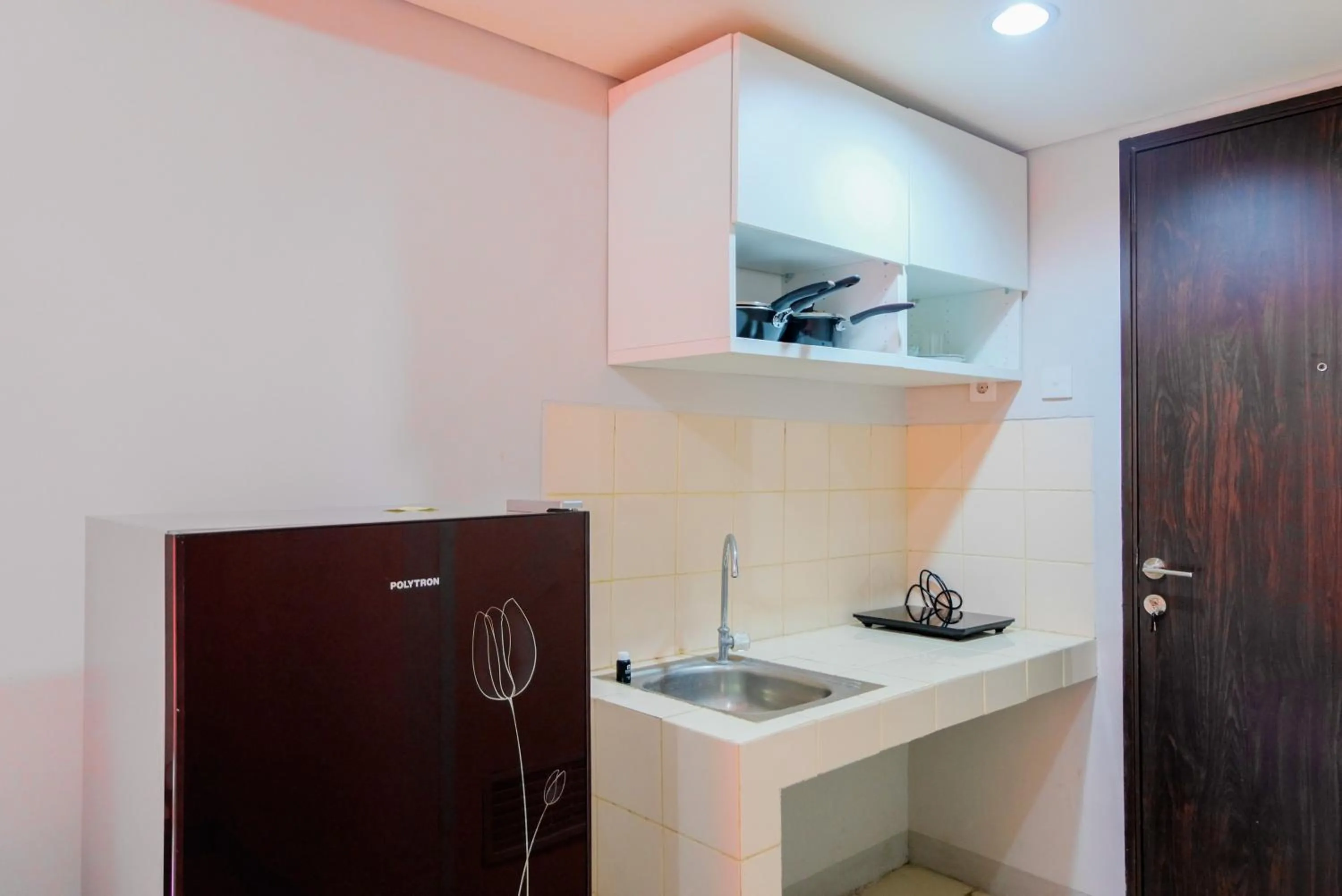 Kitchen or kitchenette in Simple Studio Apartment at Serpong Greenview By Travelio