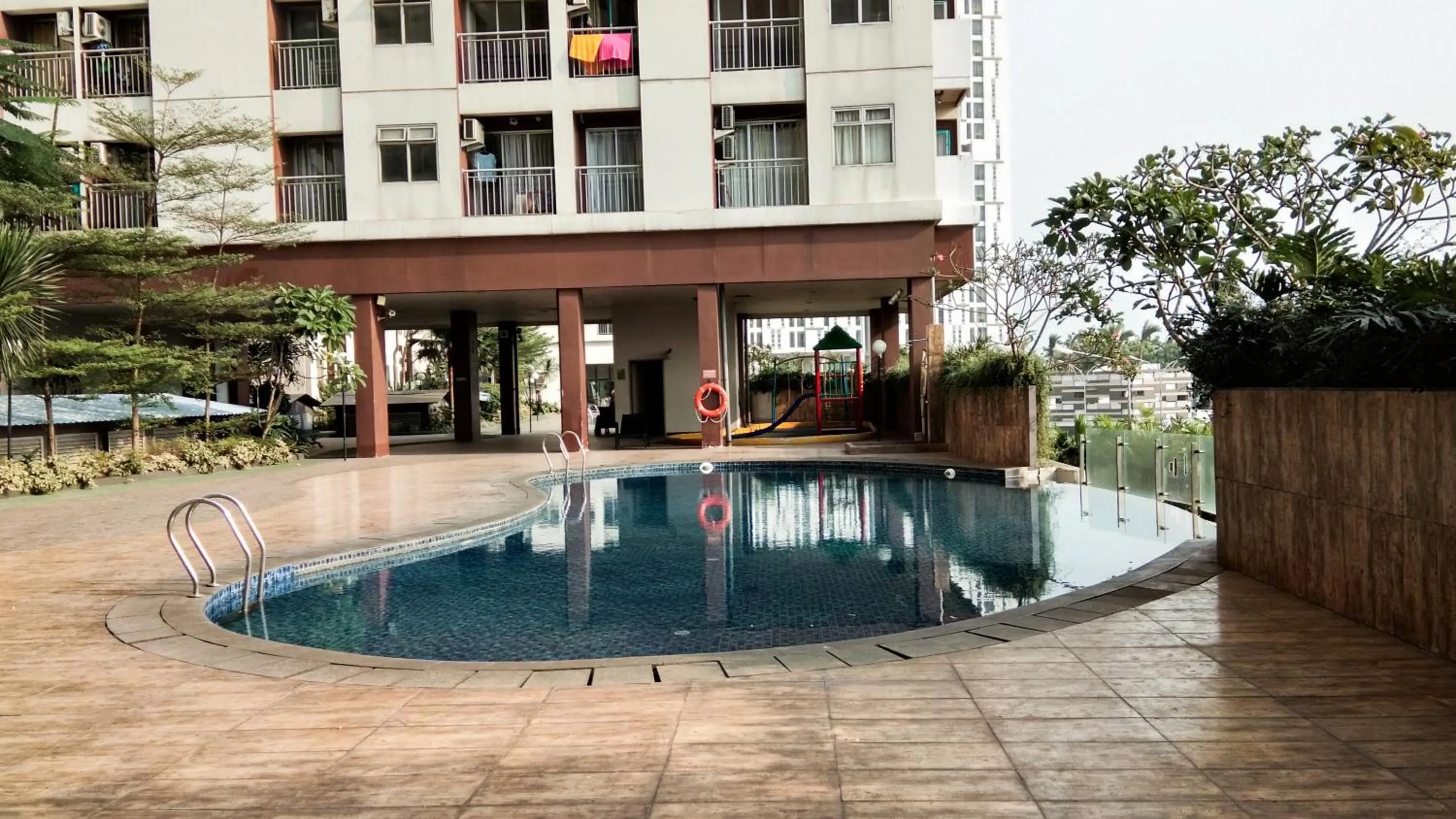 Swimming pool in Simple Studio Apartment at Serpong Greenview By Travelio
