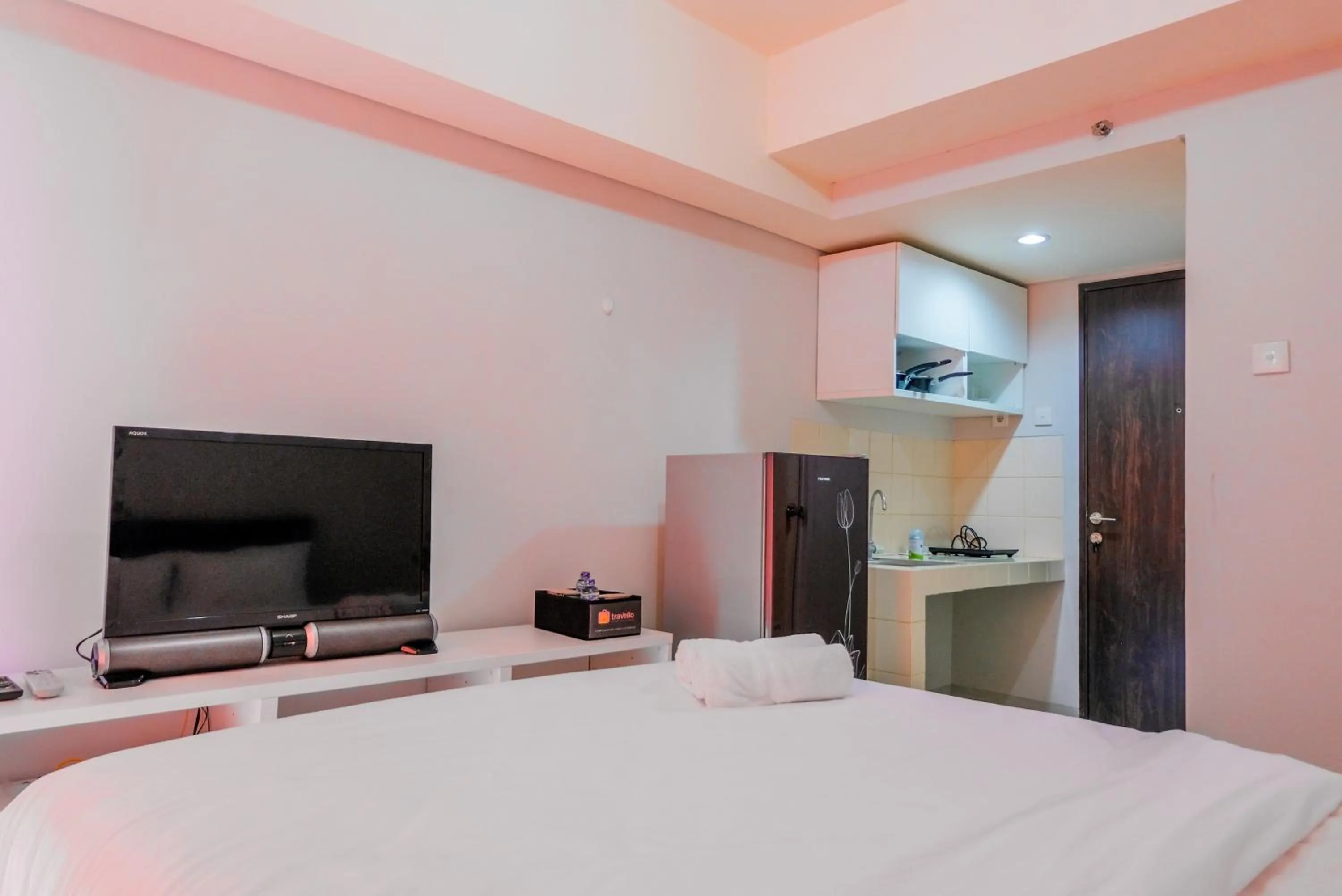 Bed in Simple Studio Apartment at Serpong Greenview By Travelio