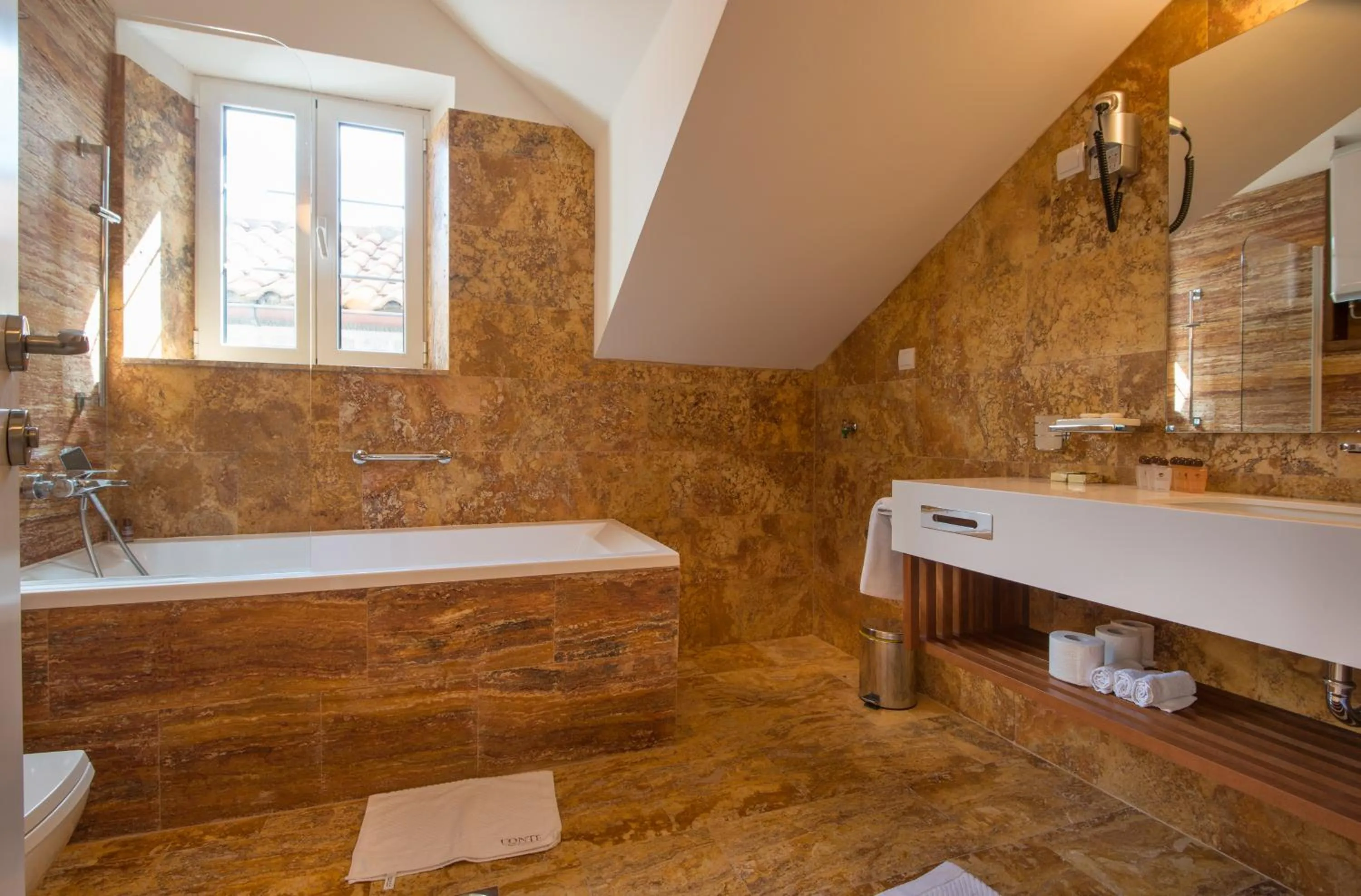 Conte Hotel & Restaurant